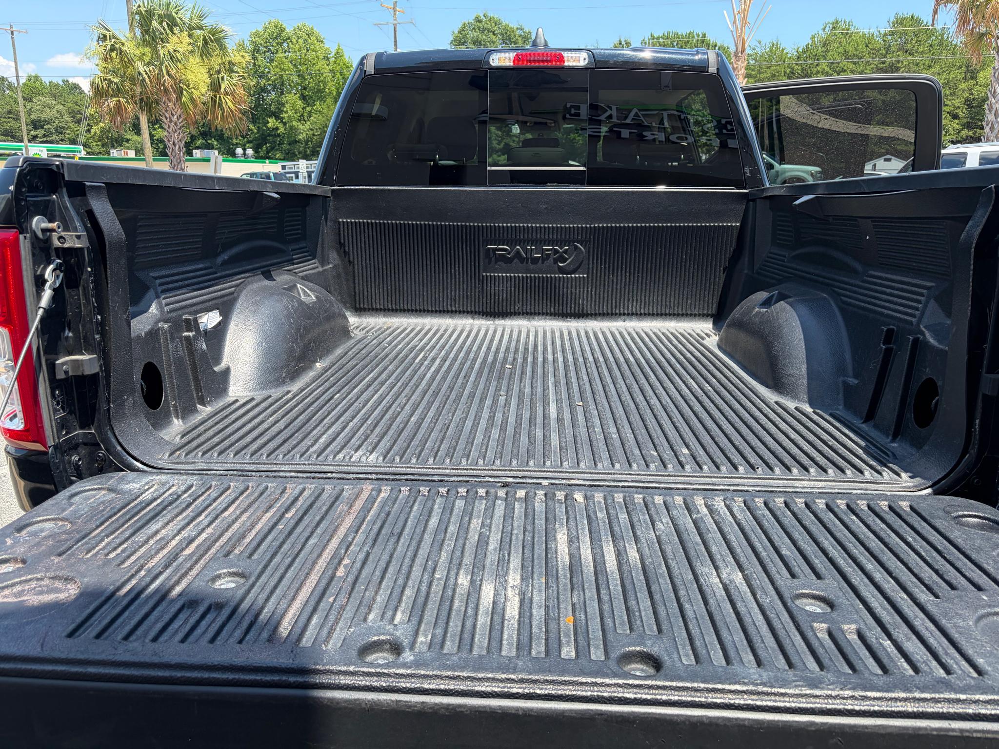 RAM 1500 Big Horn 4x4 Crew Cab 5'7" Box 2020