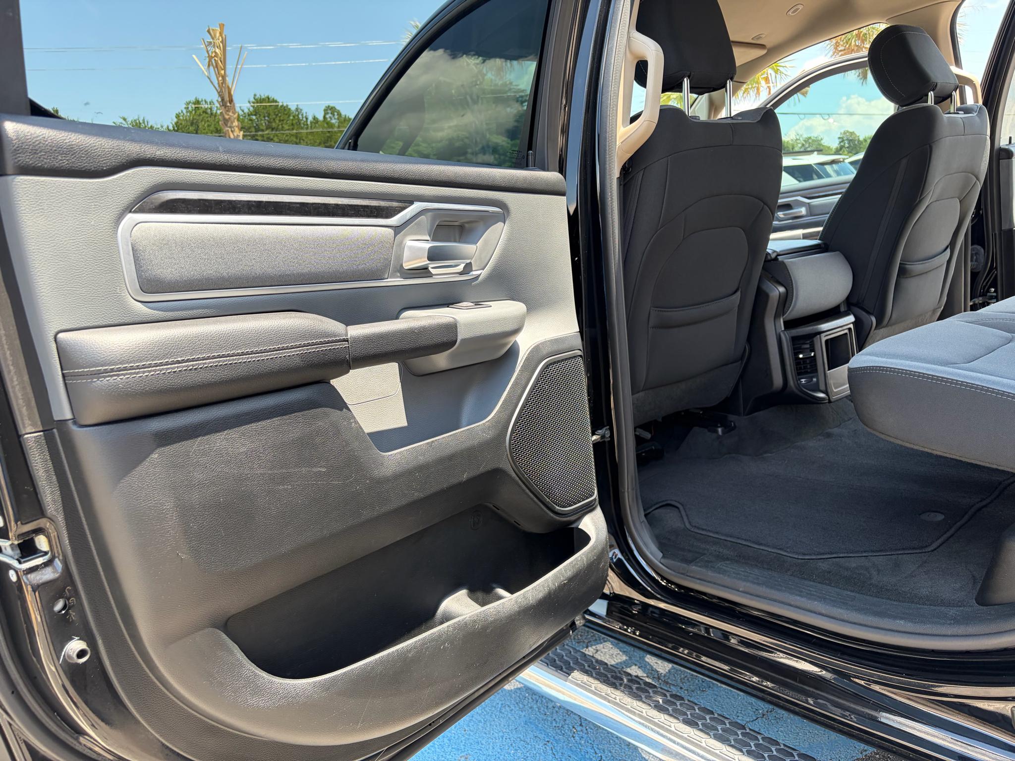 RAM 1500 Big Horn 4x4 Crew Cab 5'7" Box 2020