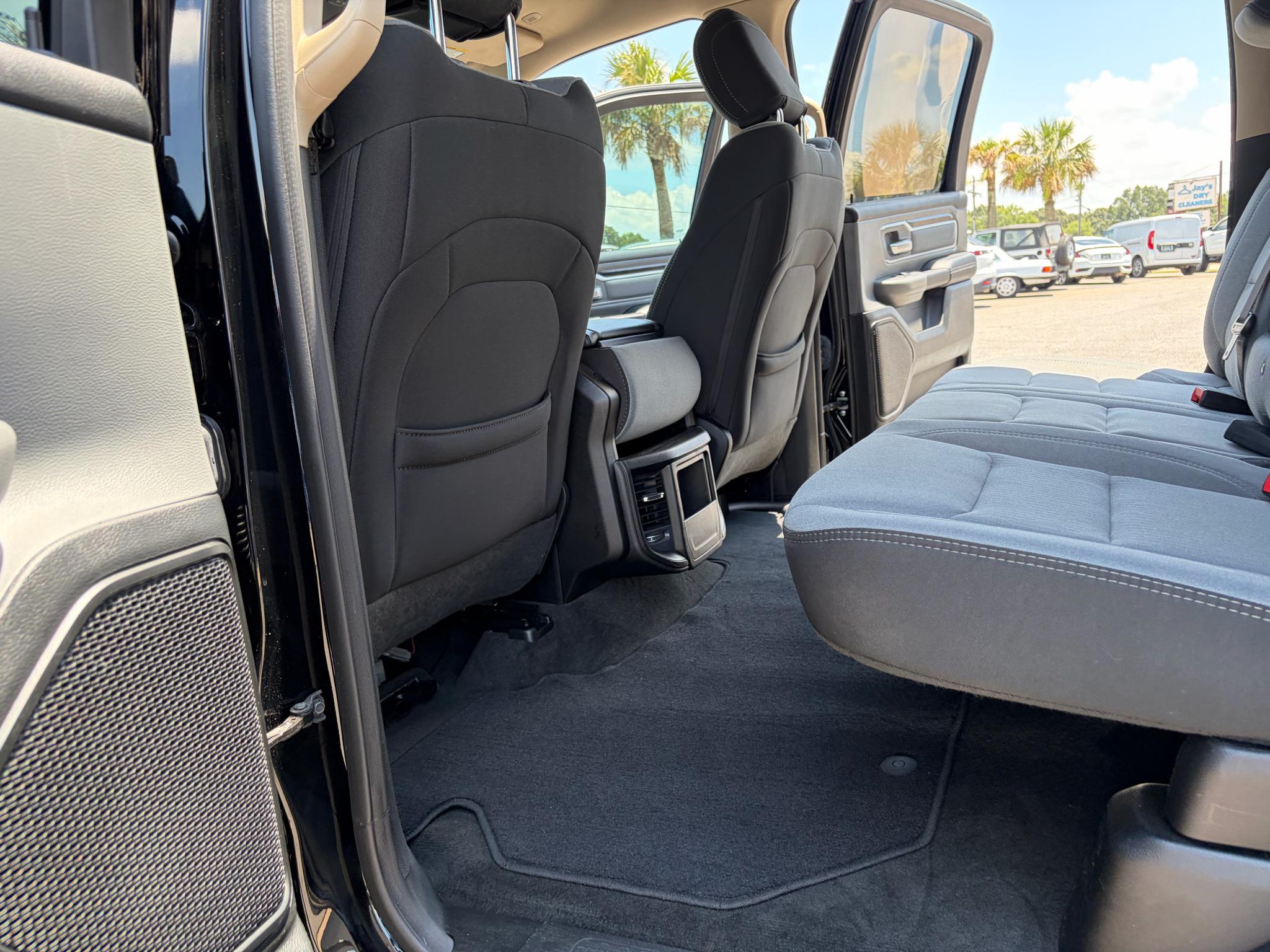 RAM 1500 Big Horn 4x4 Crew Cab 5'7" Box 2020