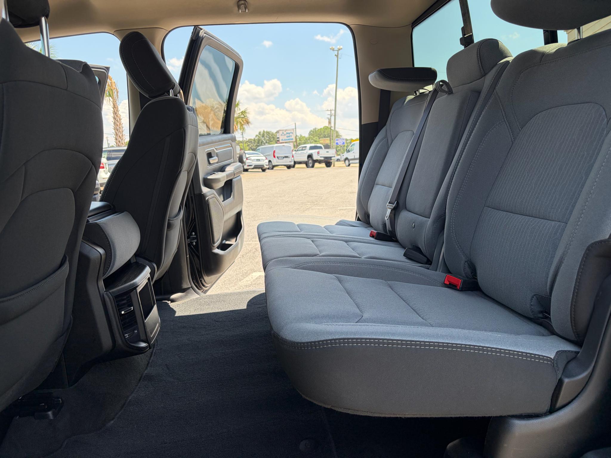 RAM 1500 Big Horn 4x4 Crew Cab 5'7" Box 2020