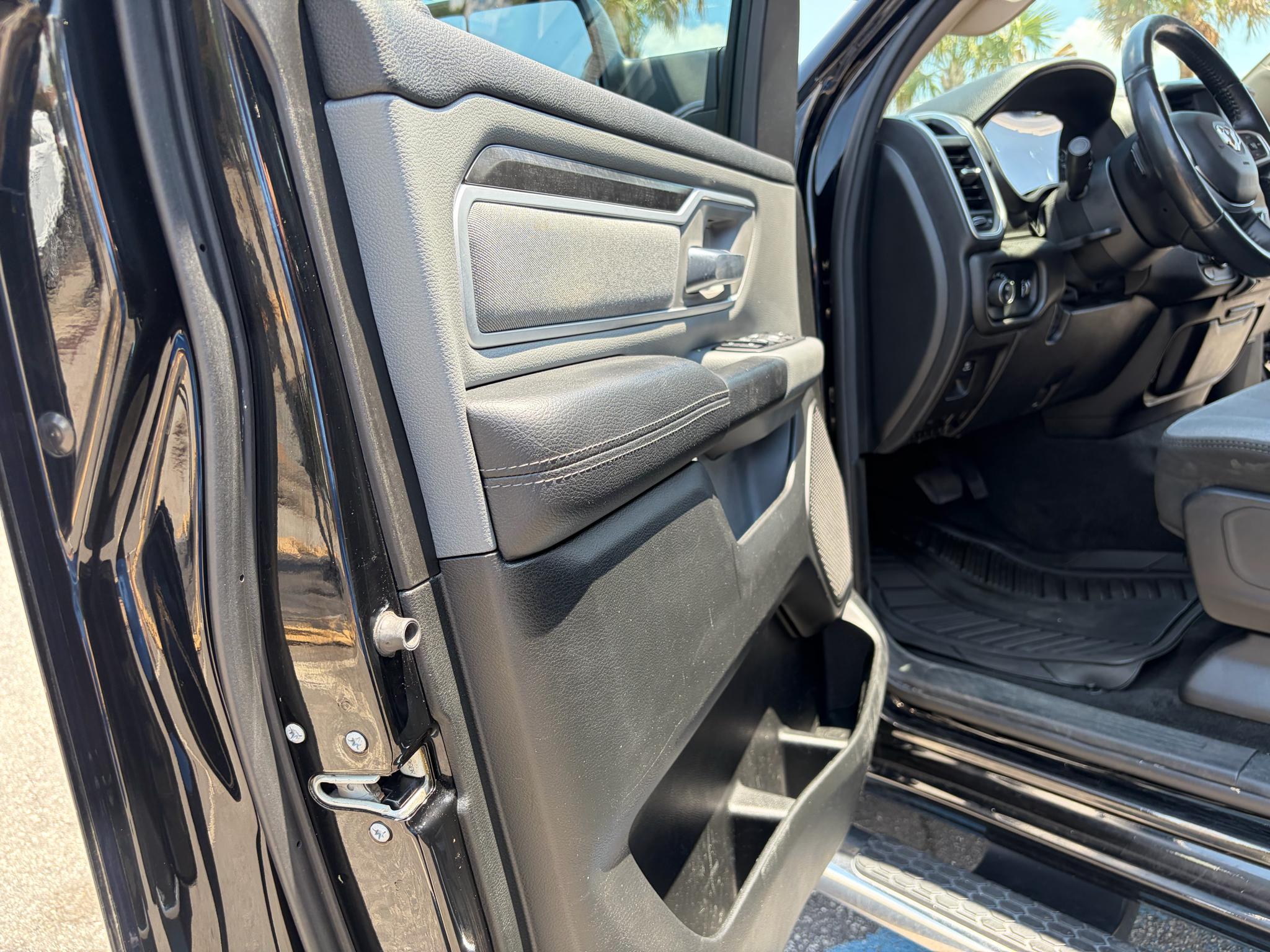 RAM 1500 Big Horn 4x4 Crew Cab 5'7" Box 2020