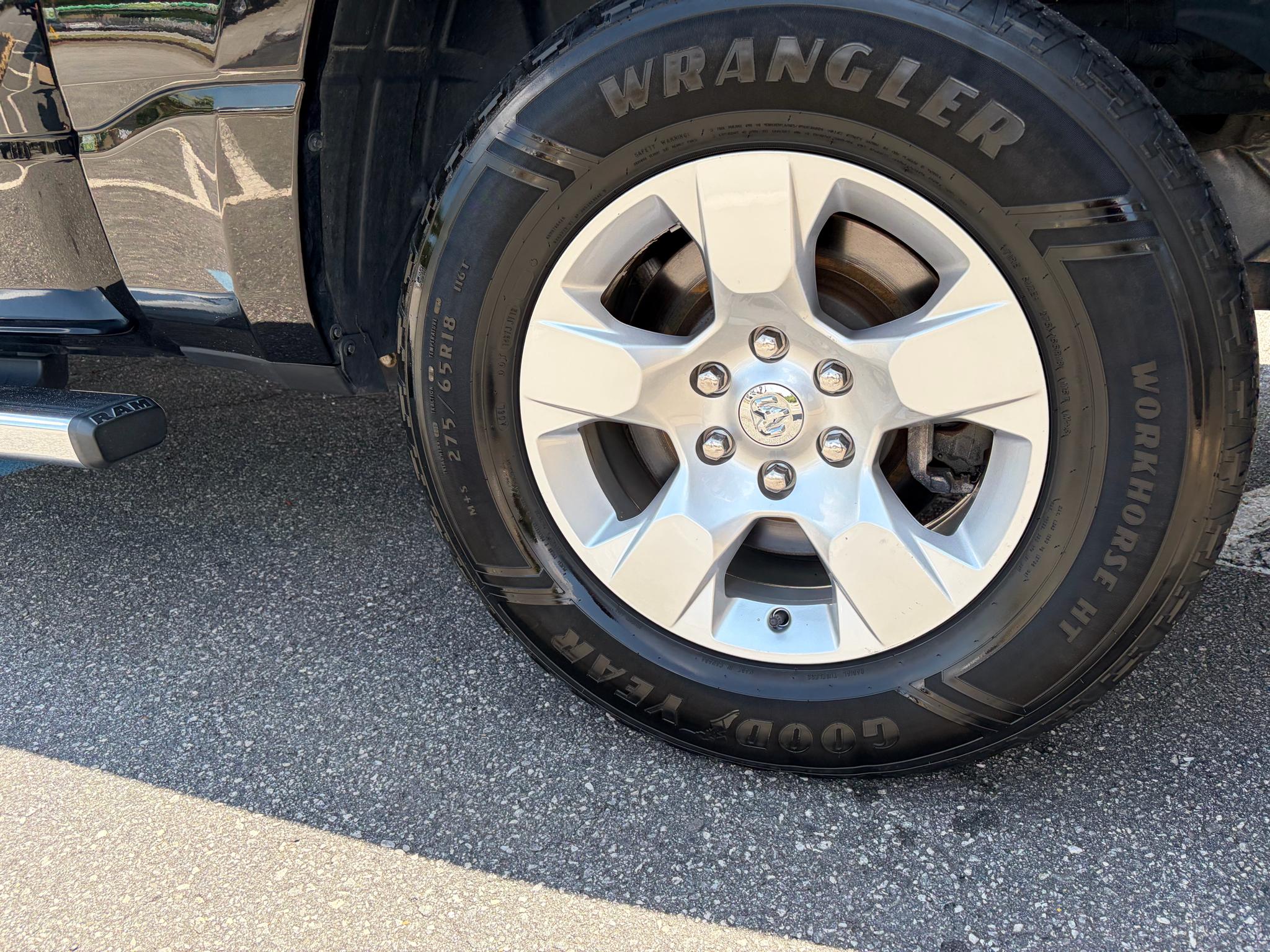 RAM 1500 Big Horn 4x4 Crew Cab 5'7" Box 2020