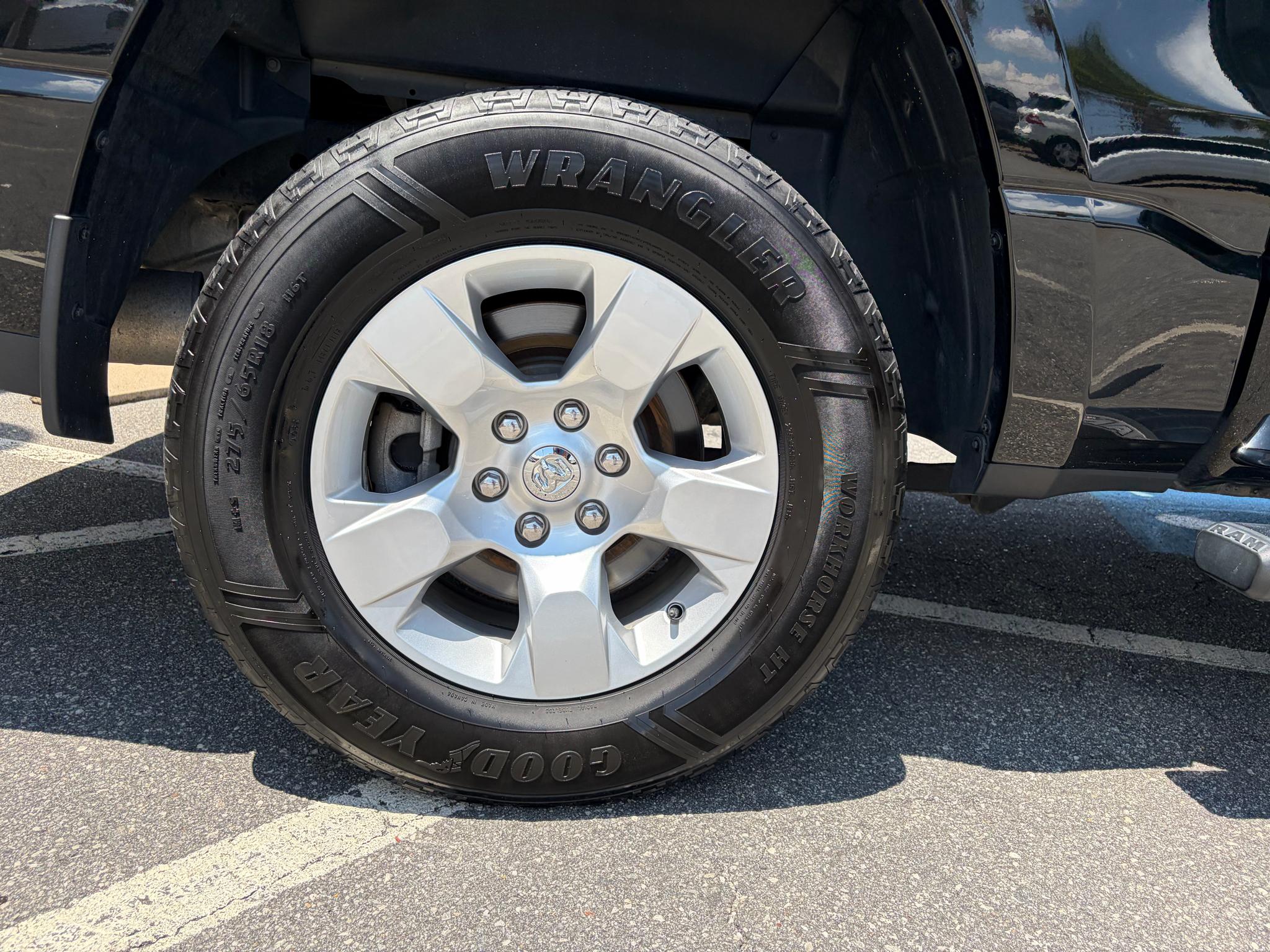 RAM 1500 Big Horn 4x4 Crew Cab 5'7" Box 2020