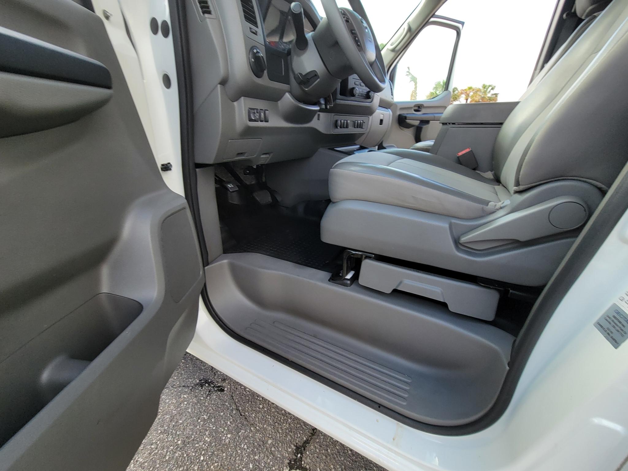 Nissan NV Cargo NV2500 HD Standard Roof V6 SV 2018
