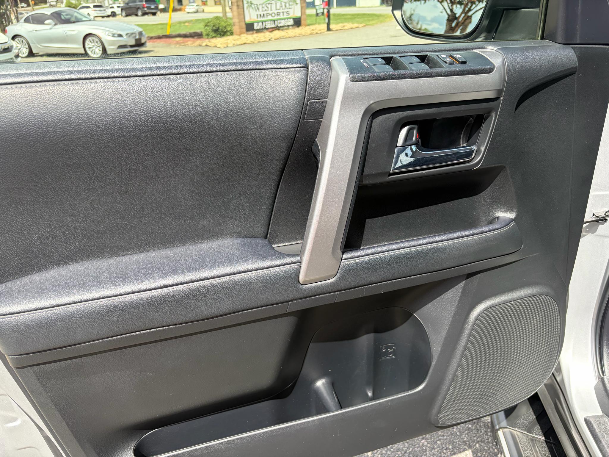Toyota 4Runner SR5 2WD (Natl) 2021