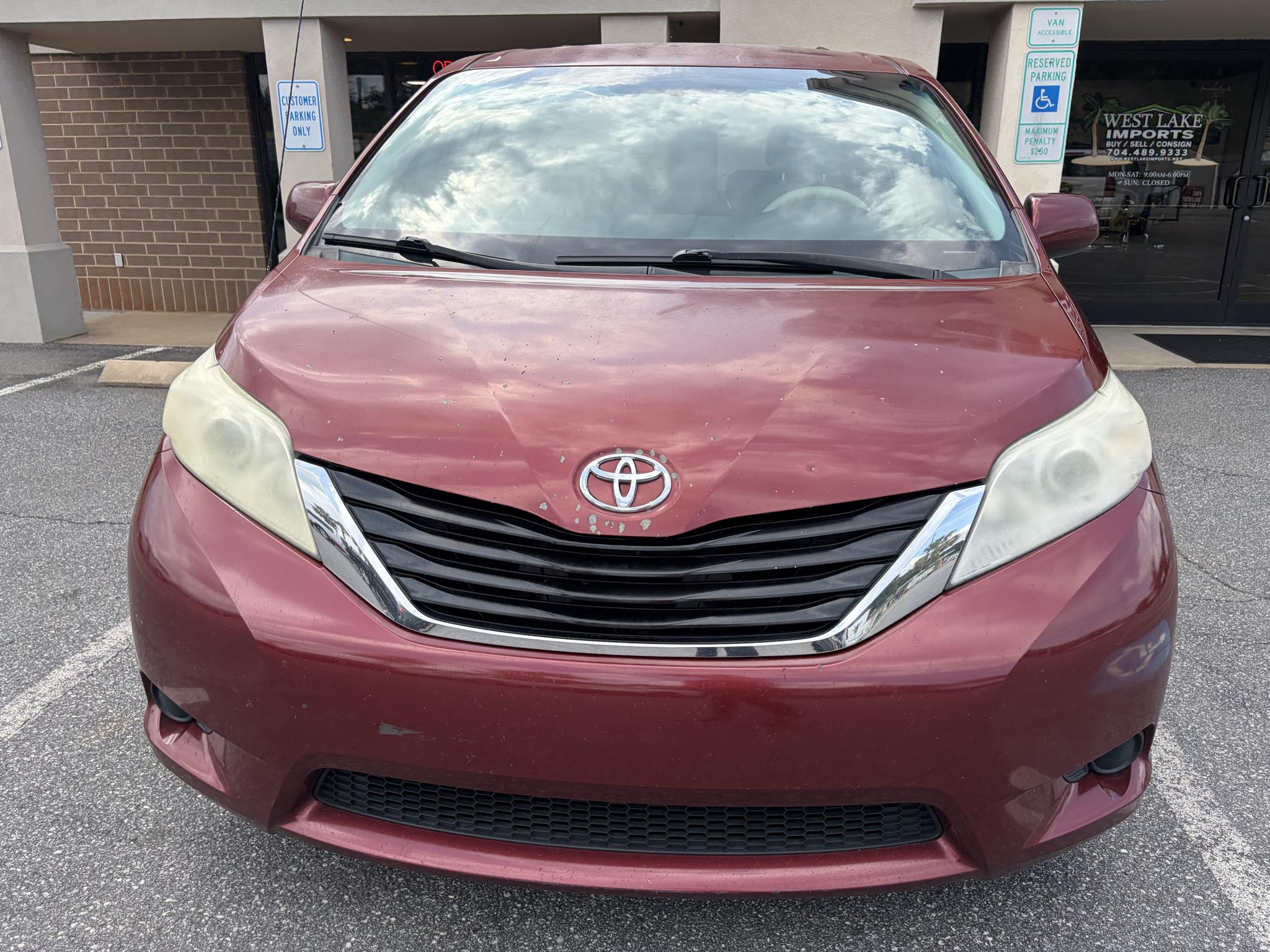 Toyota Sienna 5dr 7-Pass Van V6 LE FWD (Natl) 2012
