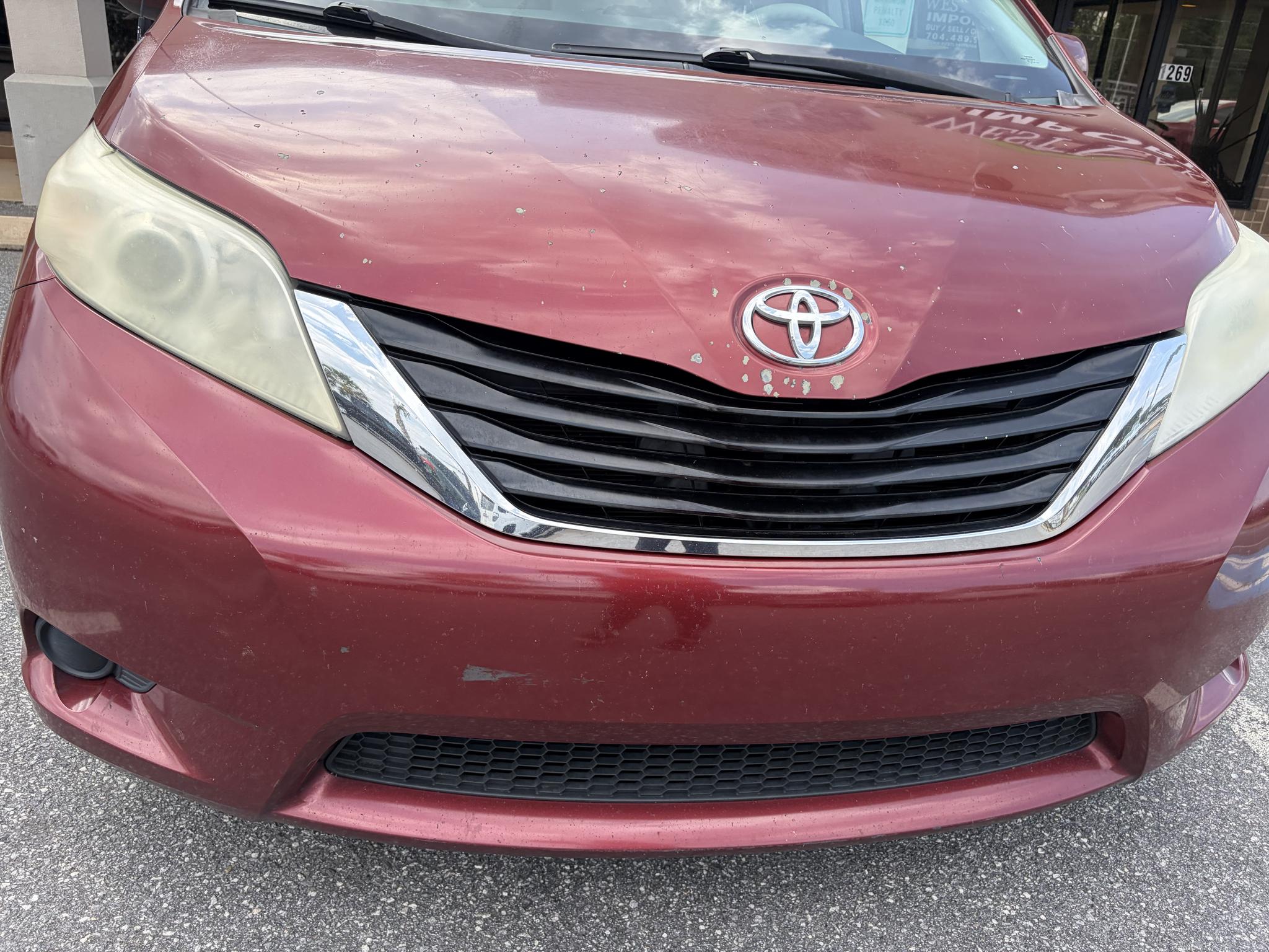Toyota Sienna 5dr 7-Pass Van V6 LE FWD (Natl) 2012