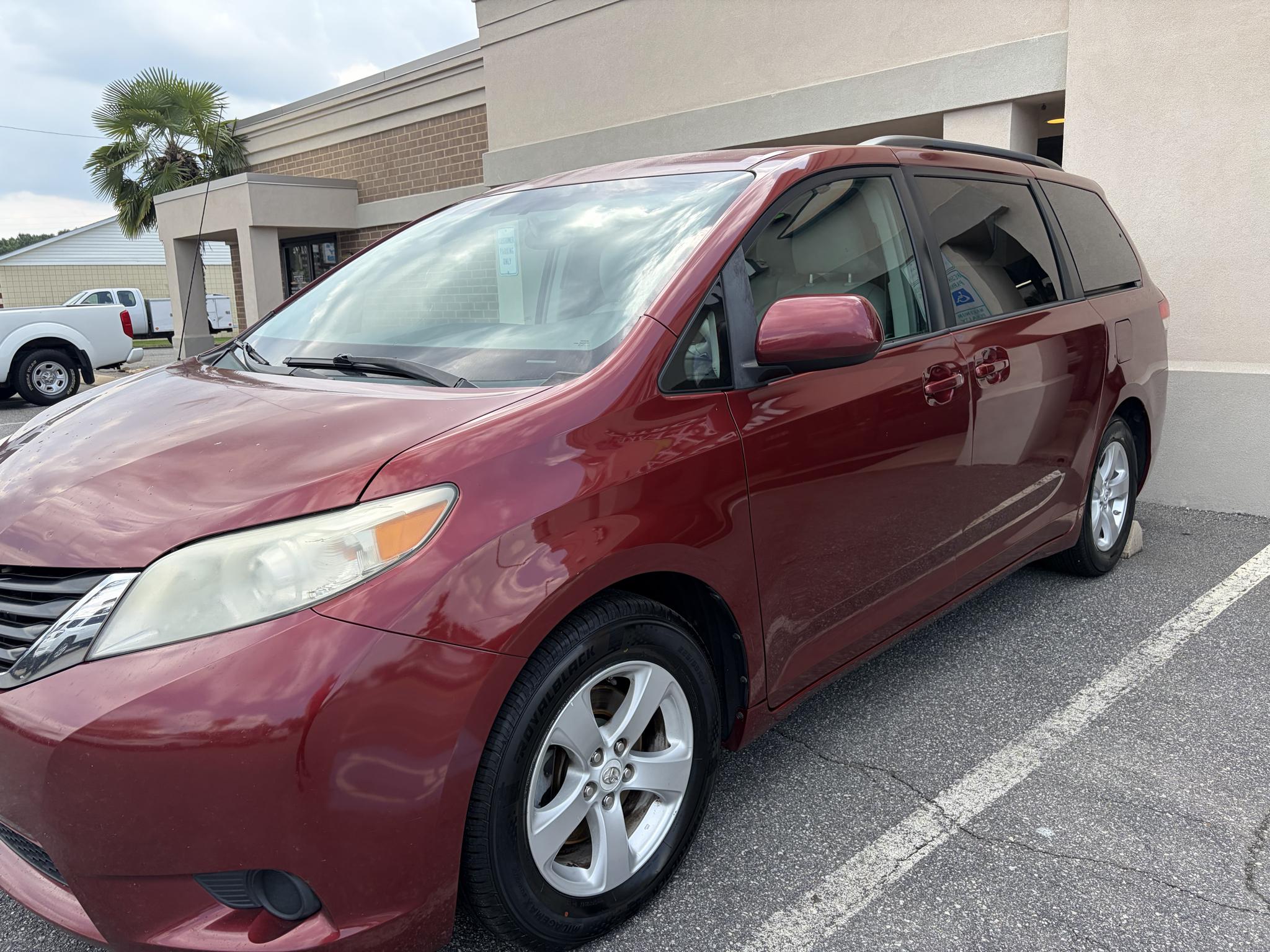 Toyota Sienna 5dr 7-Pass Van V6 LE FWD (Natl) 2012