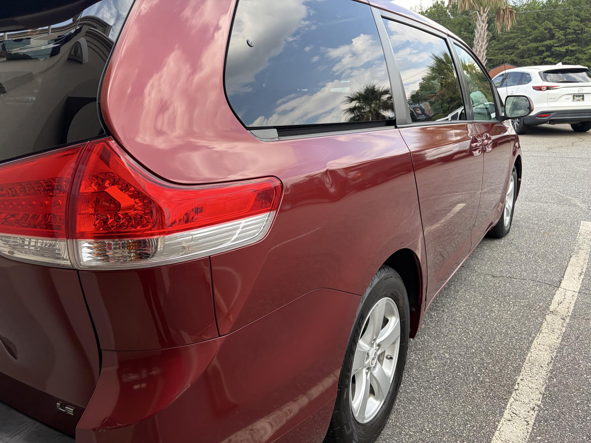 Toyota Sienna 5dr 7-Pass Van V6 LE FWD (Natl) 2012