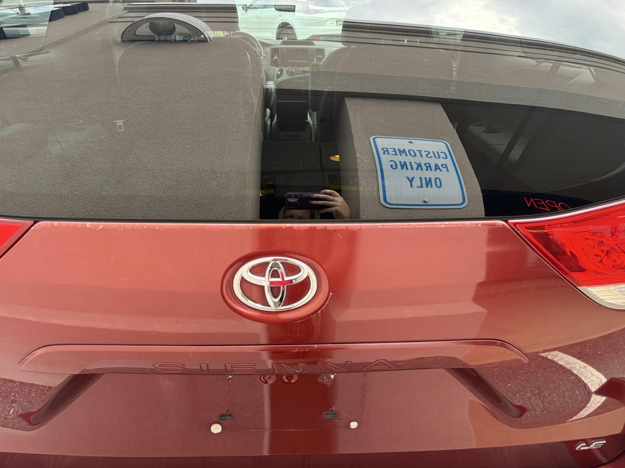Toyota Sienna 5dr 7-Pass Van V6 LE FWD (Natl) 2012