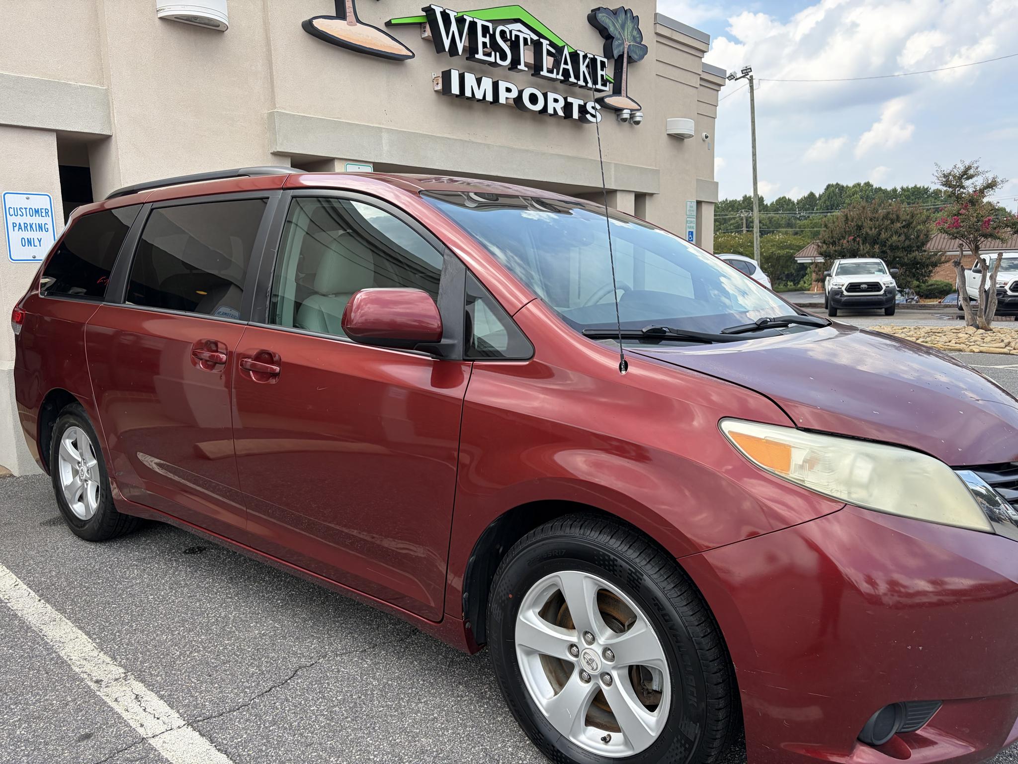 Toyota Sienna 5dr 7-Pass Van V6 LE FWD (Natl) 2012