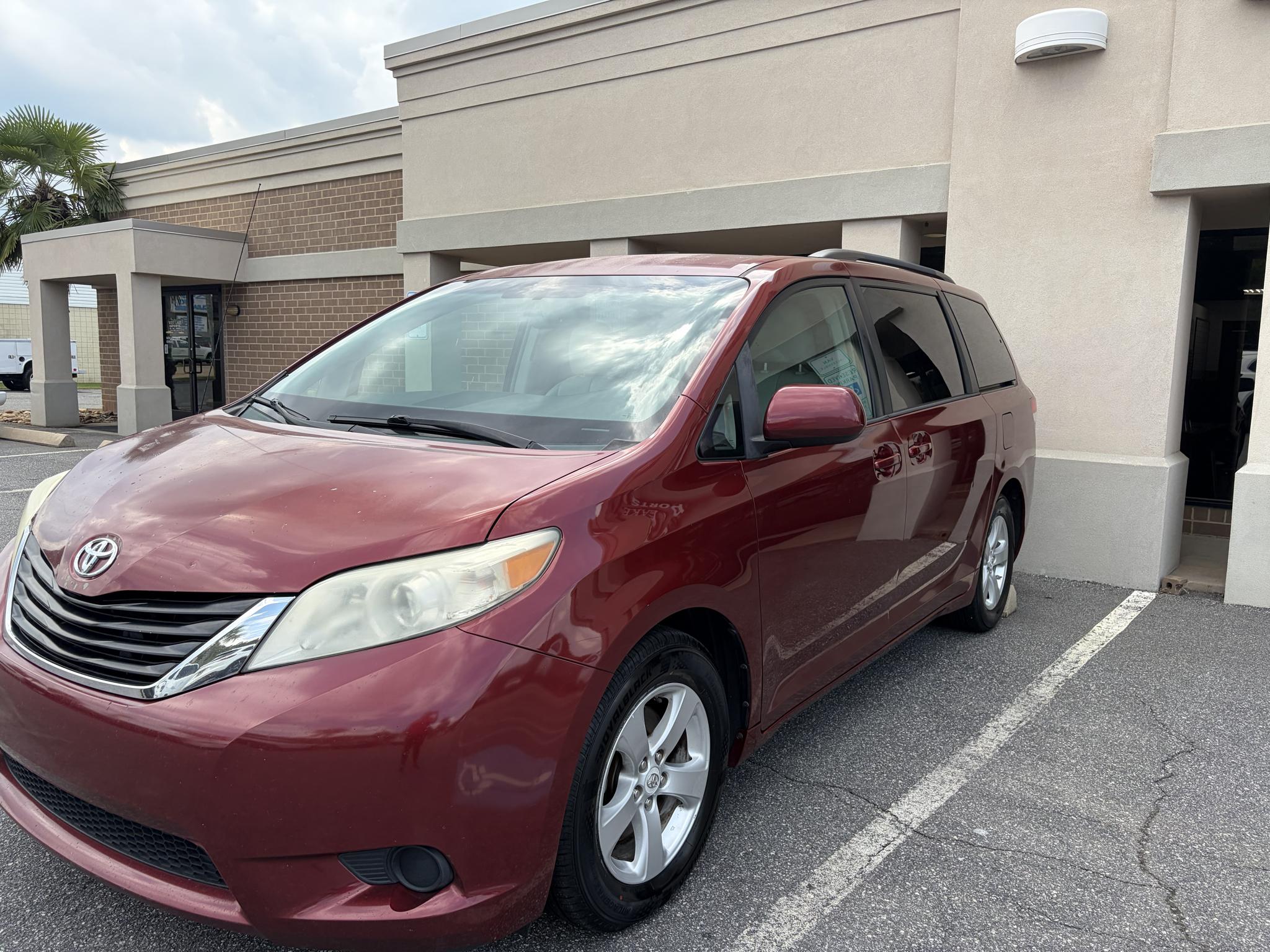 Toyota Sienna 5dr 7-Pass Van V6 LE FWD (Natl) 2012