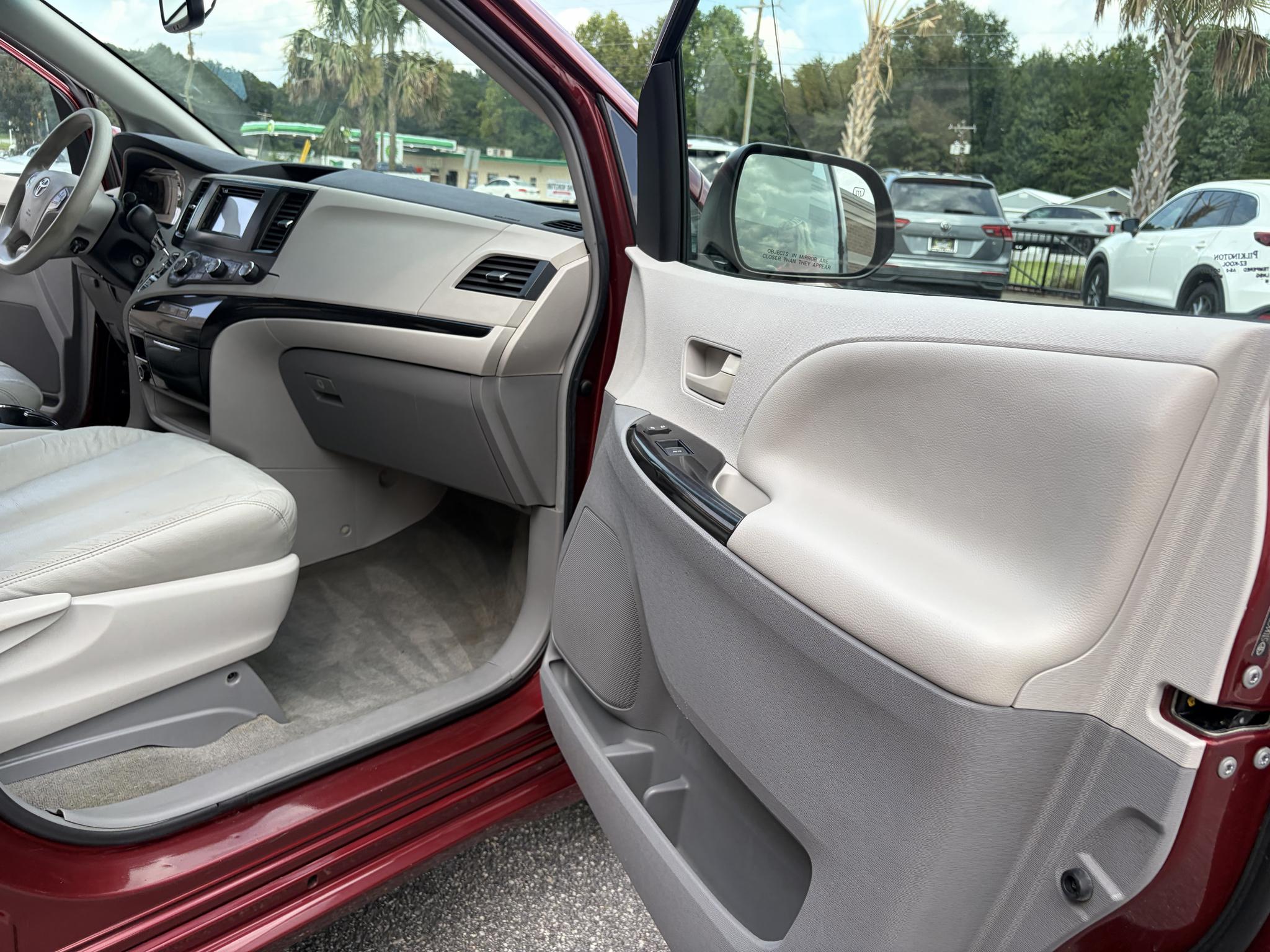 Toyota Sienna 5dr 7-Pass Van V6 LE FWD (Natl) 2012