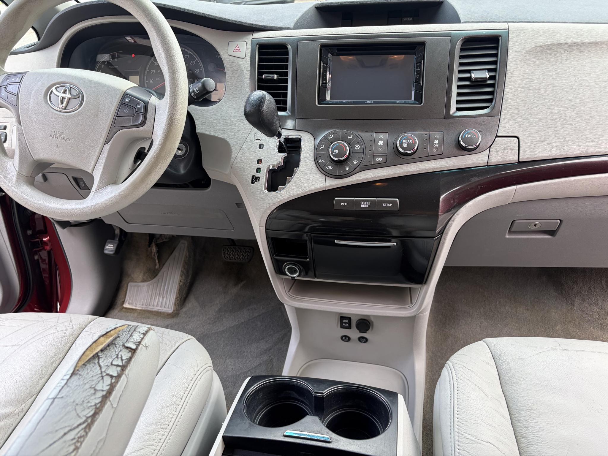 Toyota Sienna 5dr 7-Pass Van V6 LE FWD (Natl) 2012