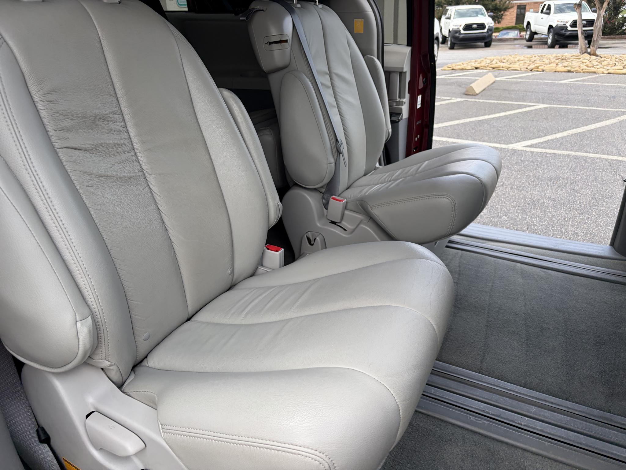 Toyota Sienna 5dr 7-Pass Van V6 LE FWD (Natl) 2012