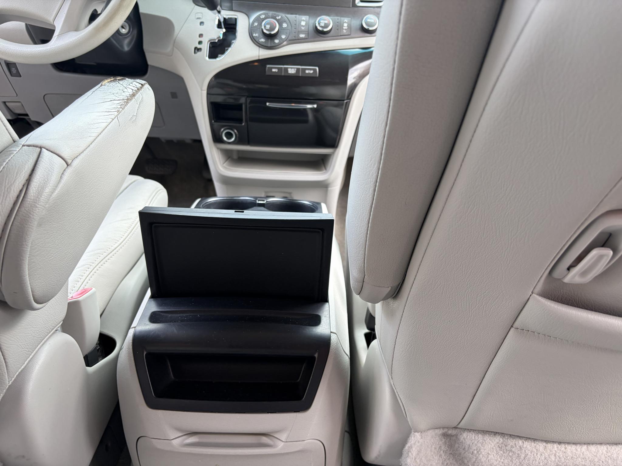Toyota Sienna 5dr 7-Pass Van V6 LE FWD (Natl) 2012