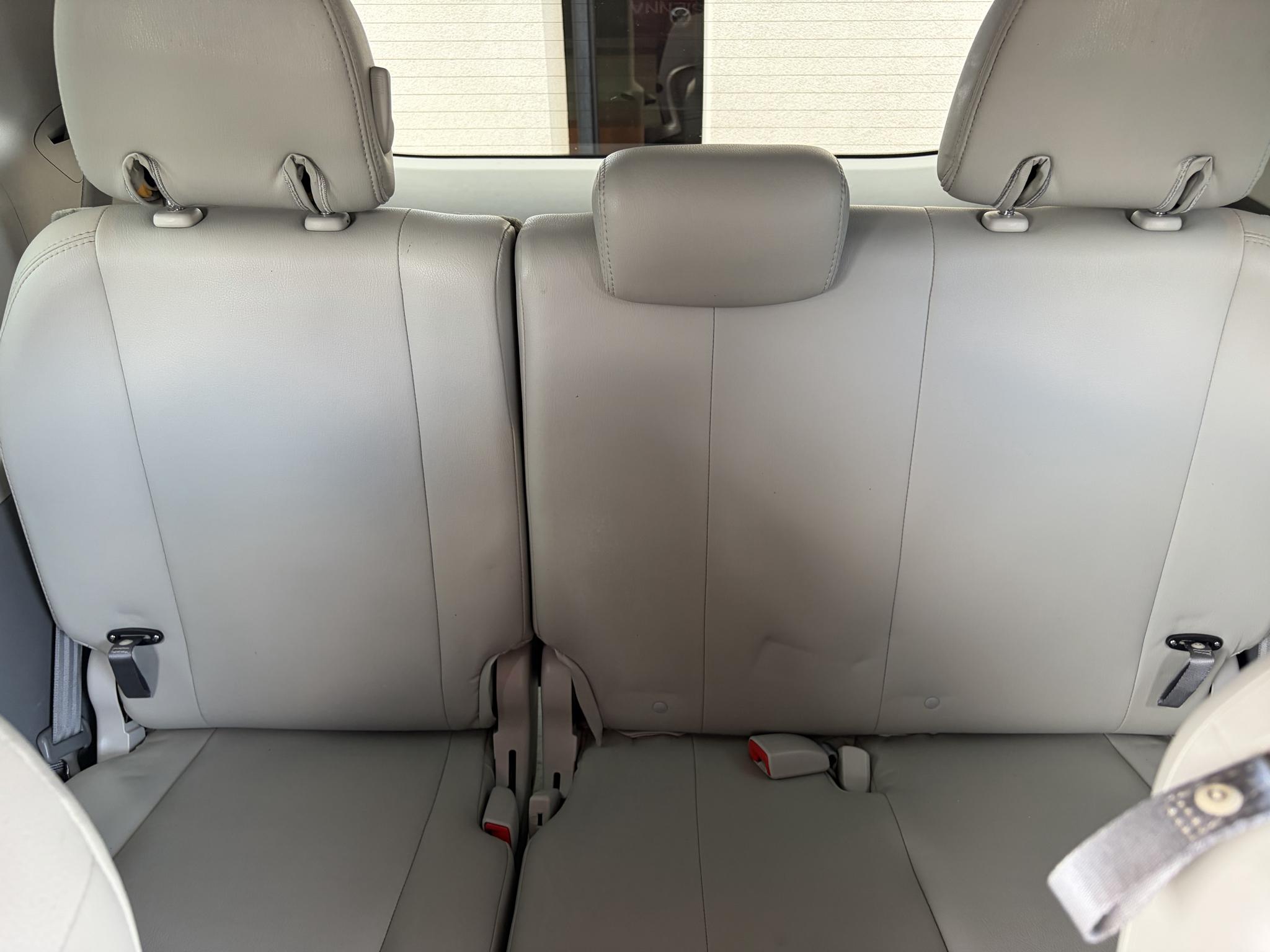 Toyota Sienna 5dr 7-Pass Van V6 LE FWD (Natl) 2012