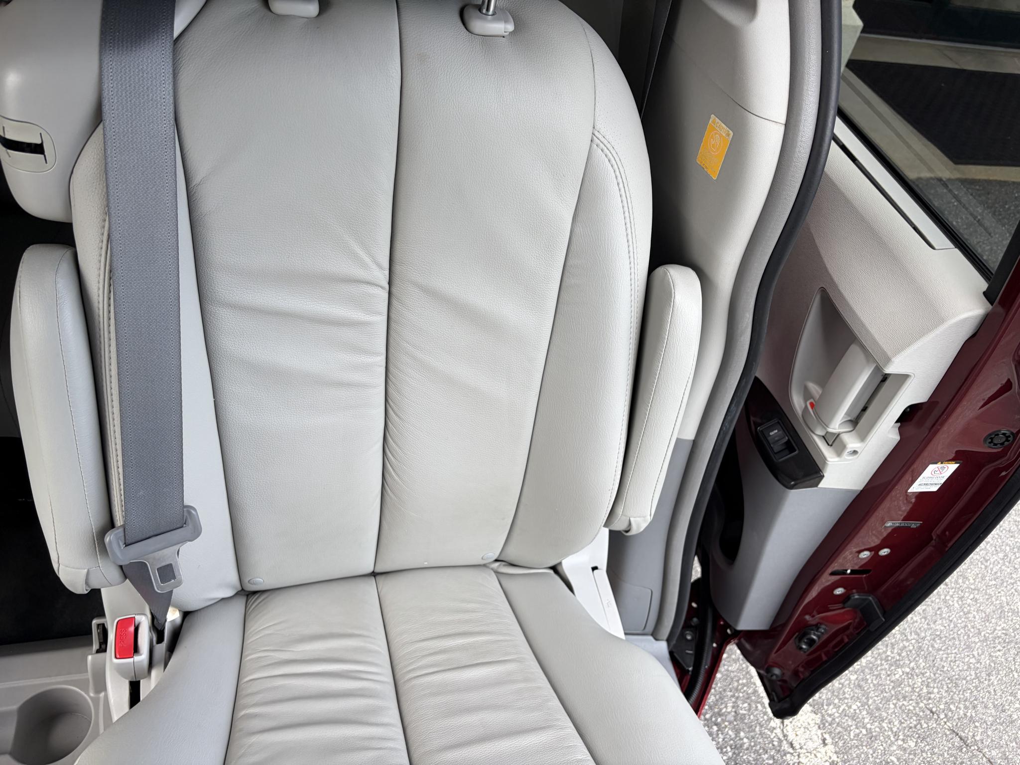 Toyota Sienna 5dr 7-Pass Van V6 LE FWD (Natl) 2012