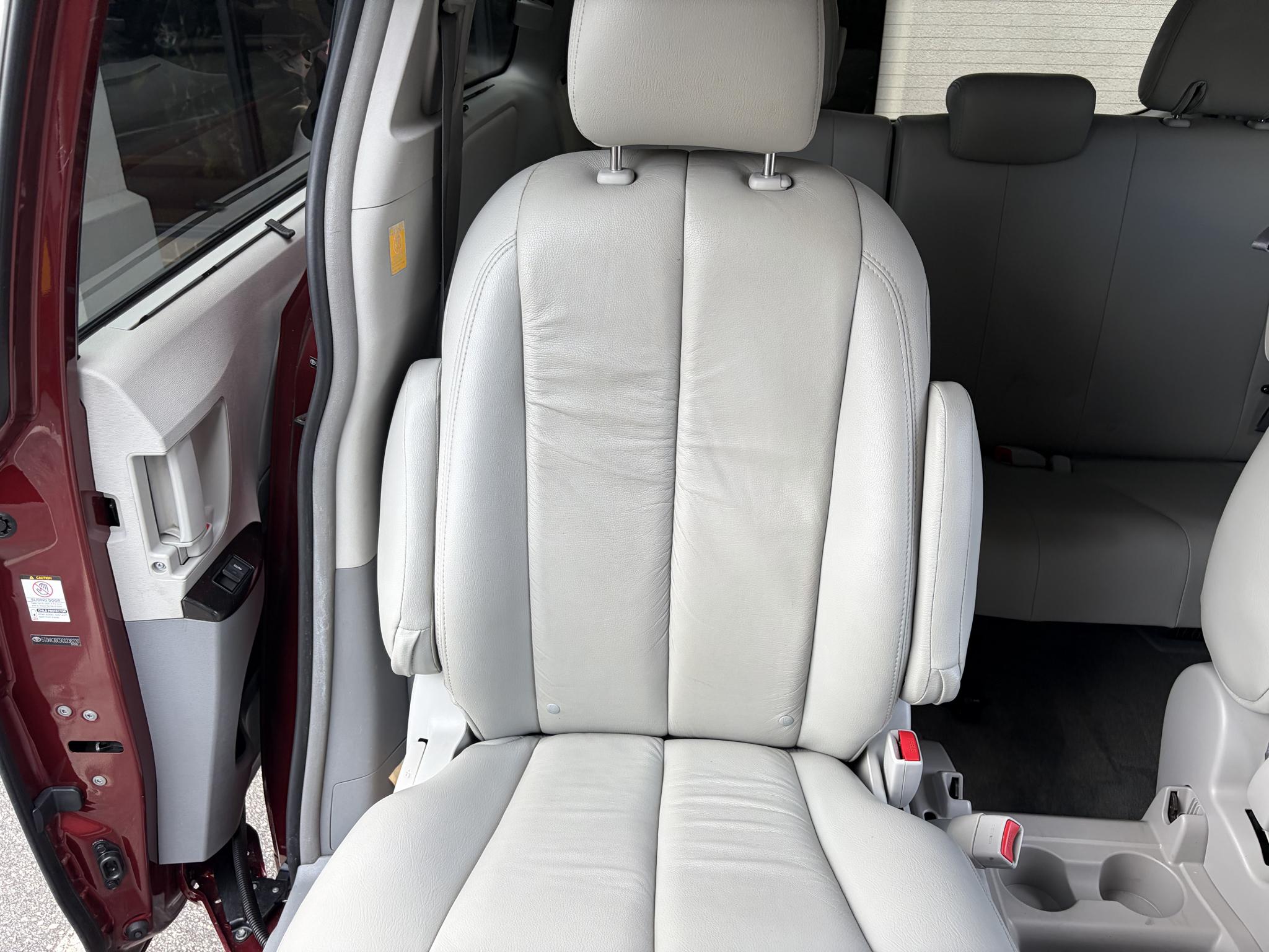 Toyota Sienna 5dr 7-Pass Van V6 LE FWD (Natl) 2012