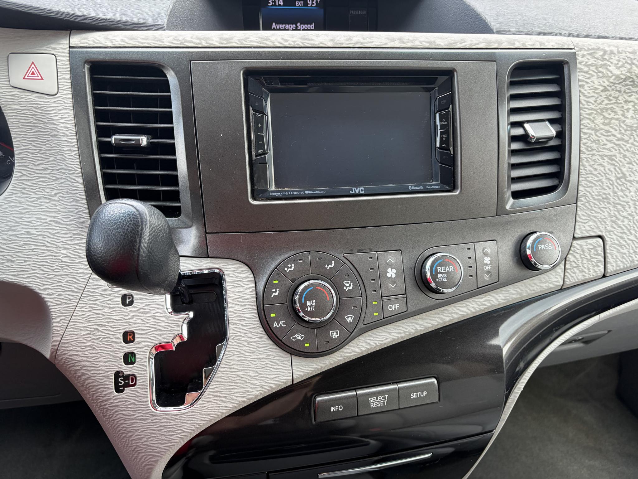 Toyota Sienna 5dr 7-Pass Van V6 LE FWD (Natl) 2012