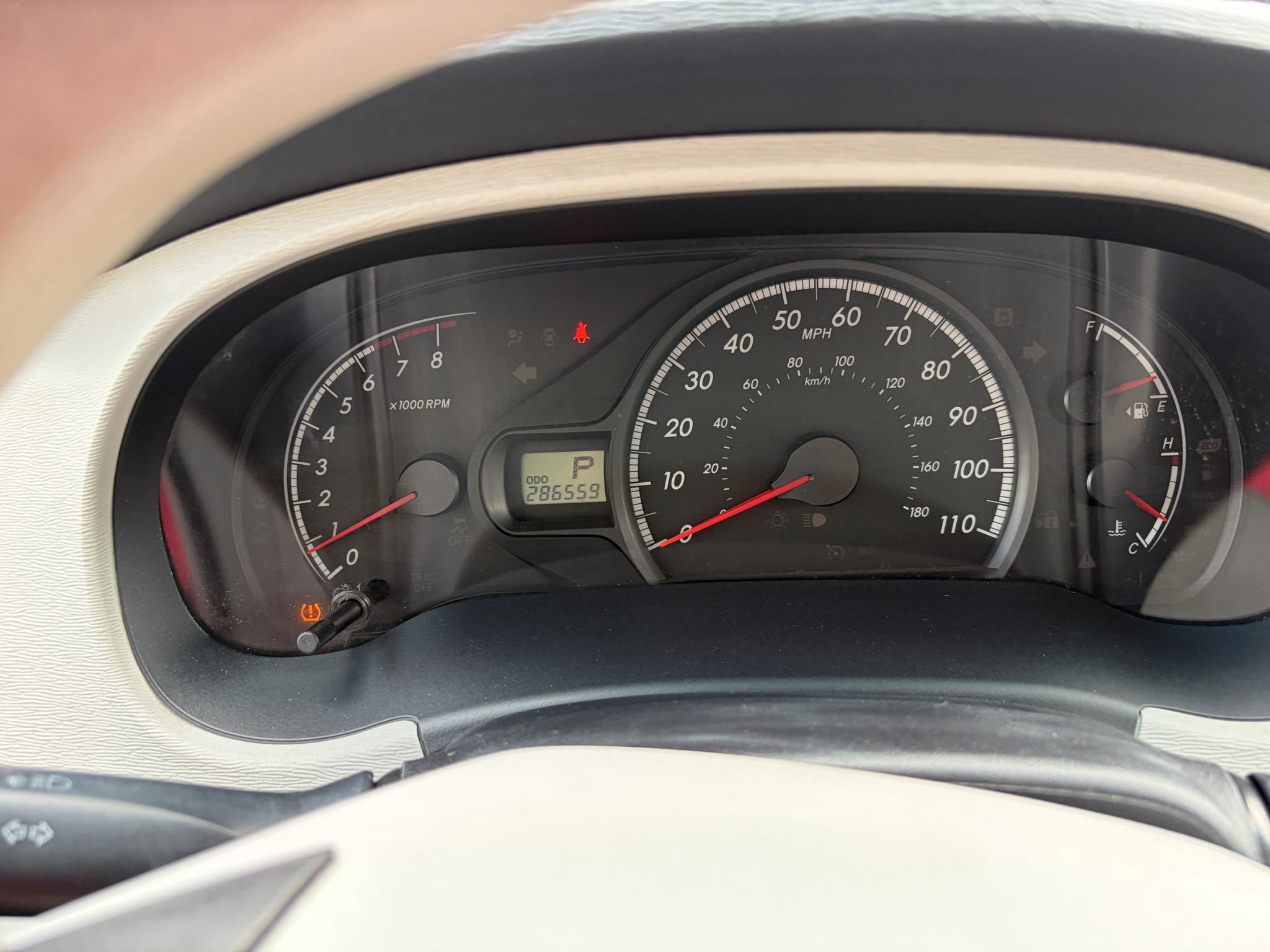 Toyota Sienna 5dr 7-Pass Van V6 LE FWD (Natl) 2012
