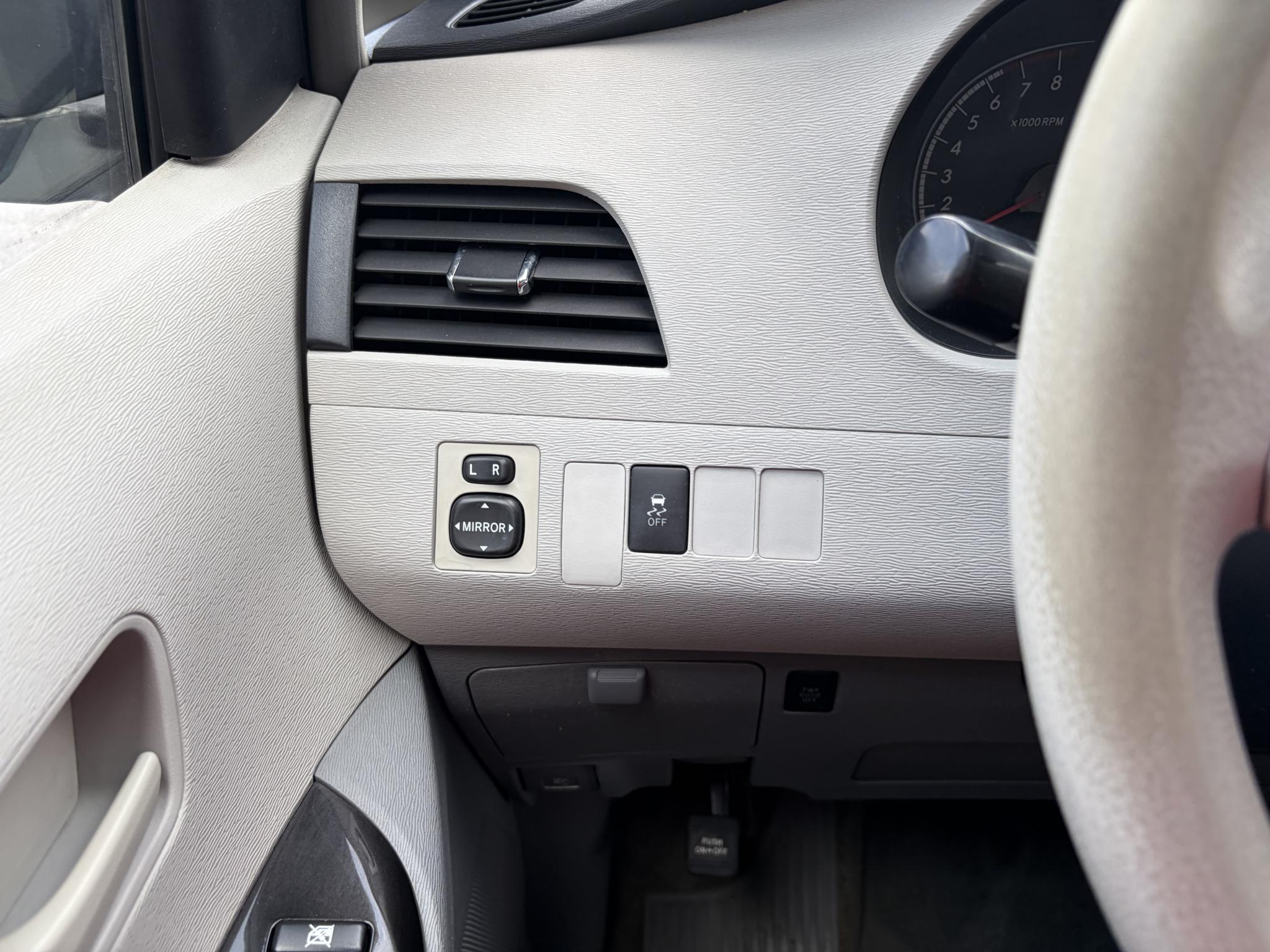 Toyota Sienna 5dr 7-Pass Van V6 LE FWD (Natl) 2012