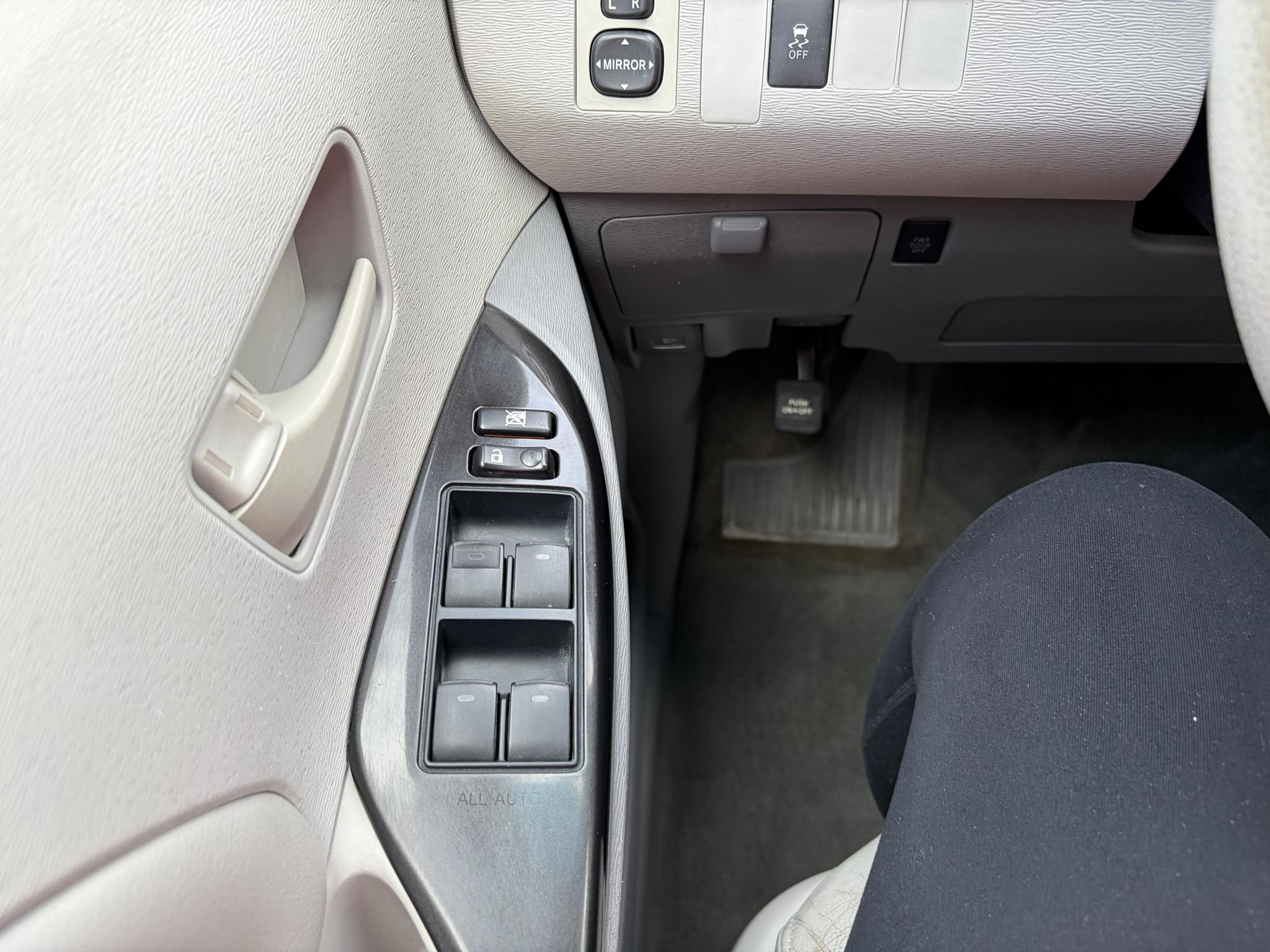 Toyota Sienna 5dr 7-Pass Van V6 LE FWD (Natl) 2012