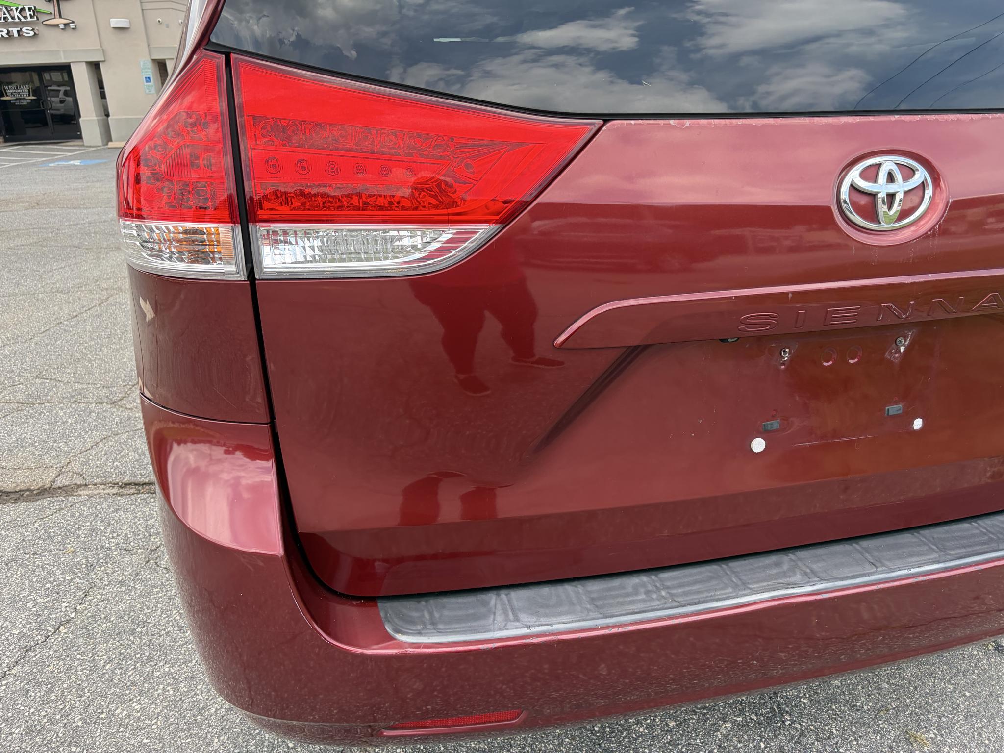 Toyota Sienna 5dr 7-Pass Van V6 LE FWD (Natl) 2012