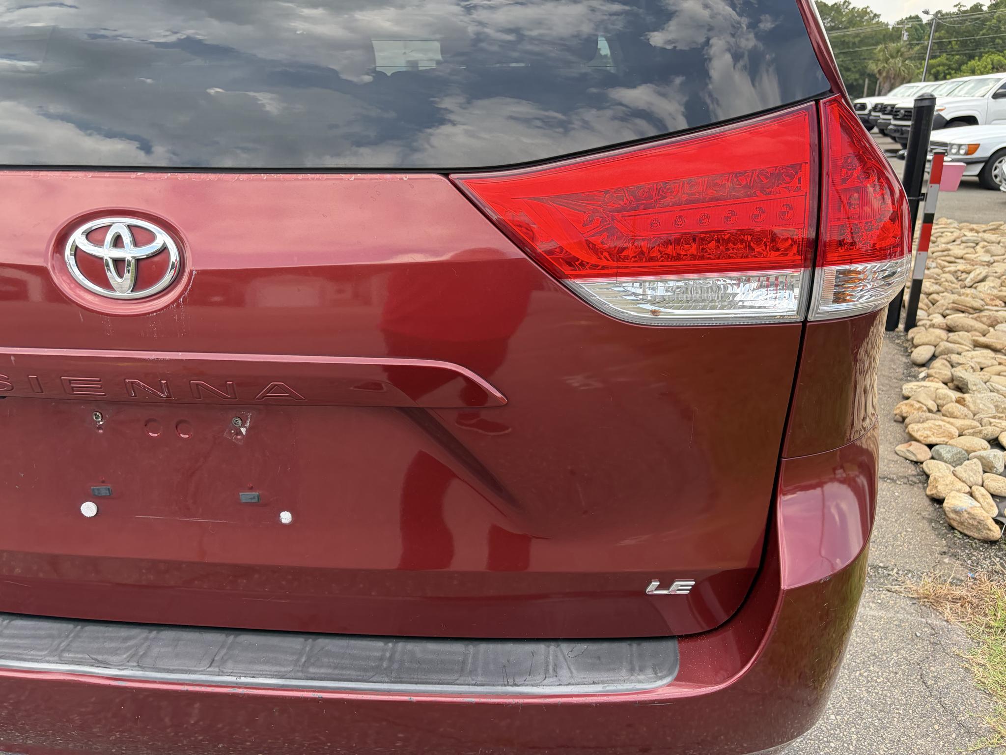 Toyota Sienna 5dr 7-Pass Van V6 LE FWD (Natl) 2012