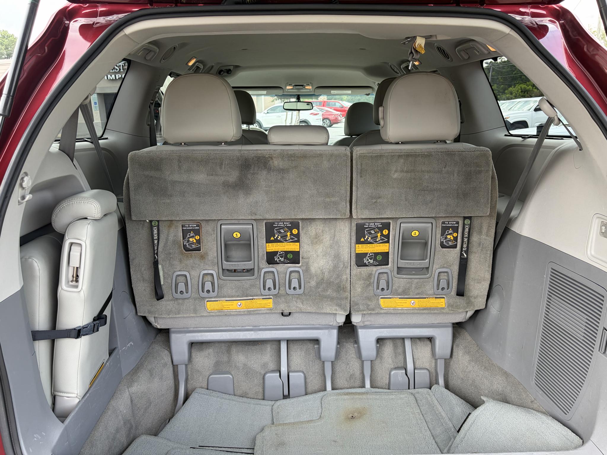 Toyota Sienna 5dr 7-Pass Van V6 LE FWD (Natl) 2012