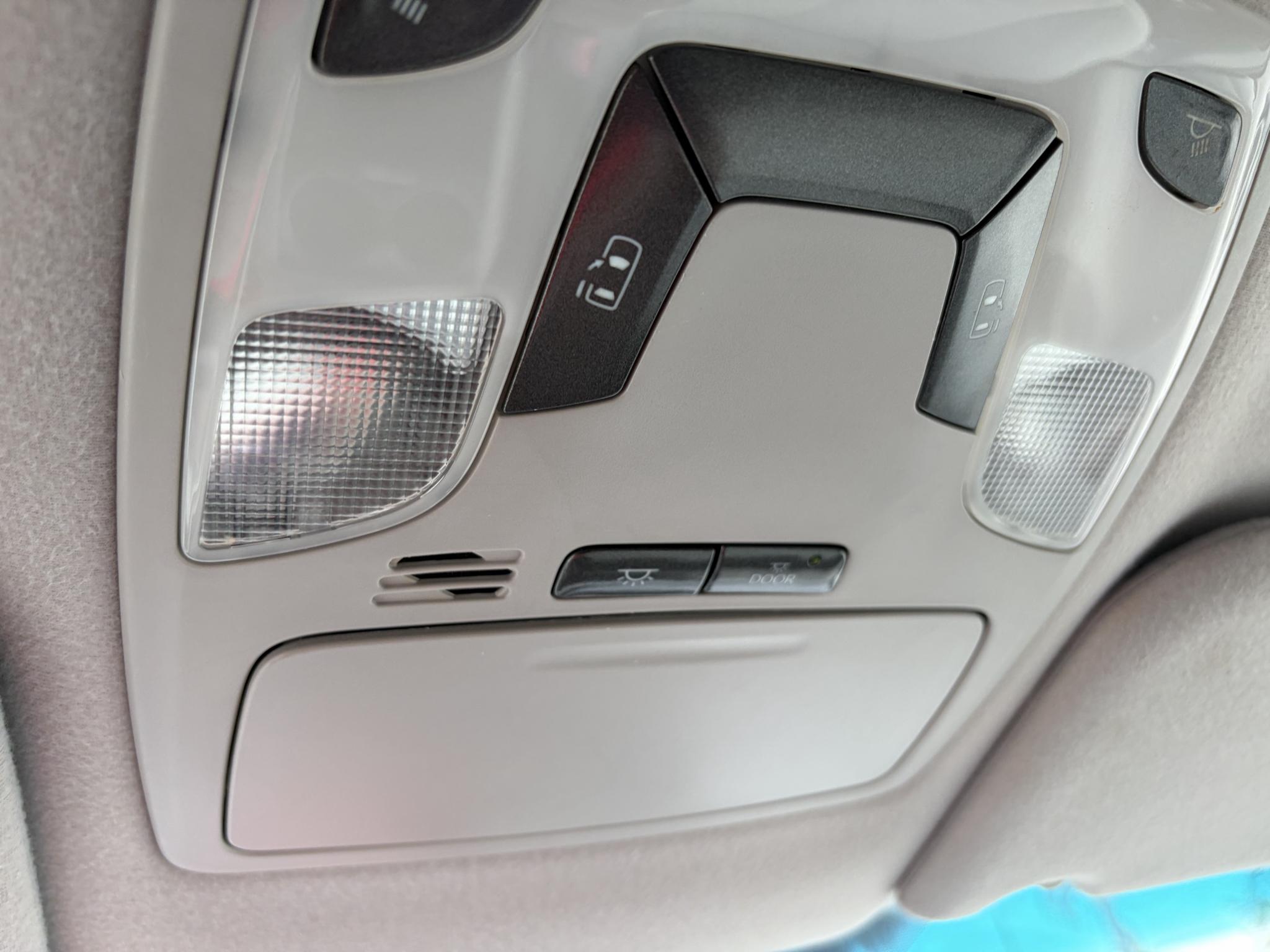 Toyota Sienna 5dr 7-Pass Van V6 LE FWD (Natl) 2012