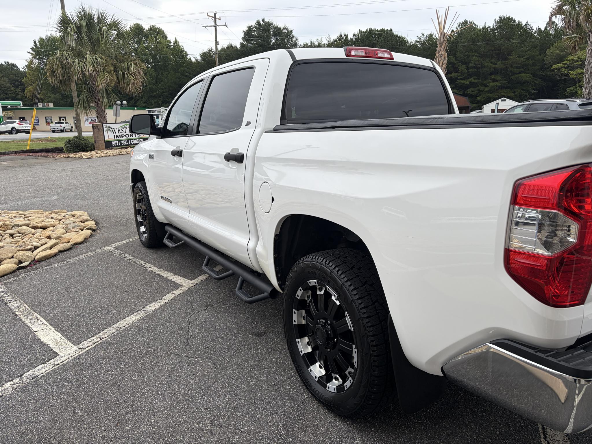 Toyota Tundra 4WD Truck CrewMax 5.7L FFV V8 6-Spd AT SR5 (Natl) 2014