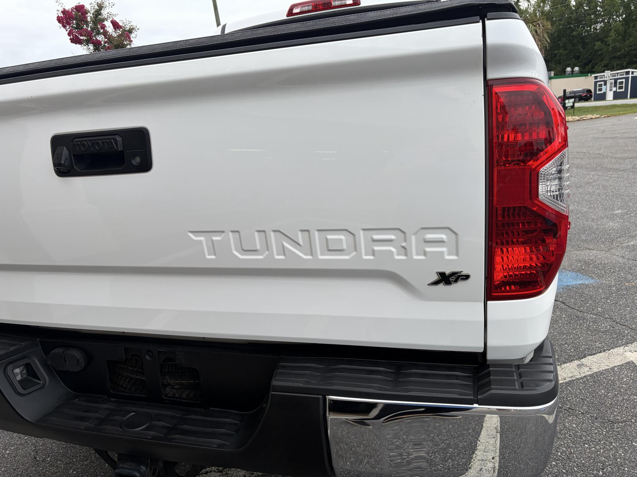 Toyota Tundra 4WD Truck CrewMax 5.7L FFV V8 6-Spd AT SR5 (Natl) 2014