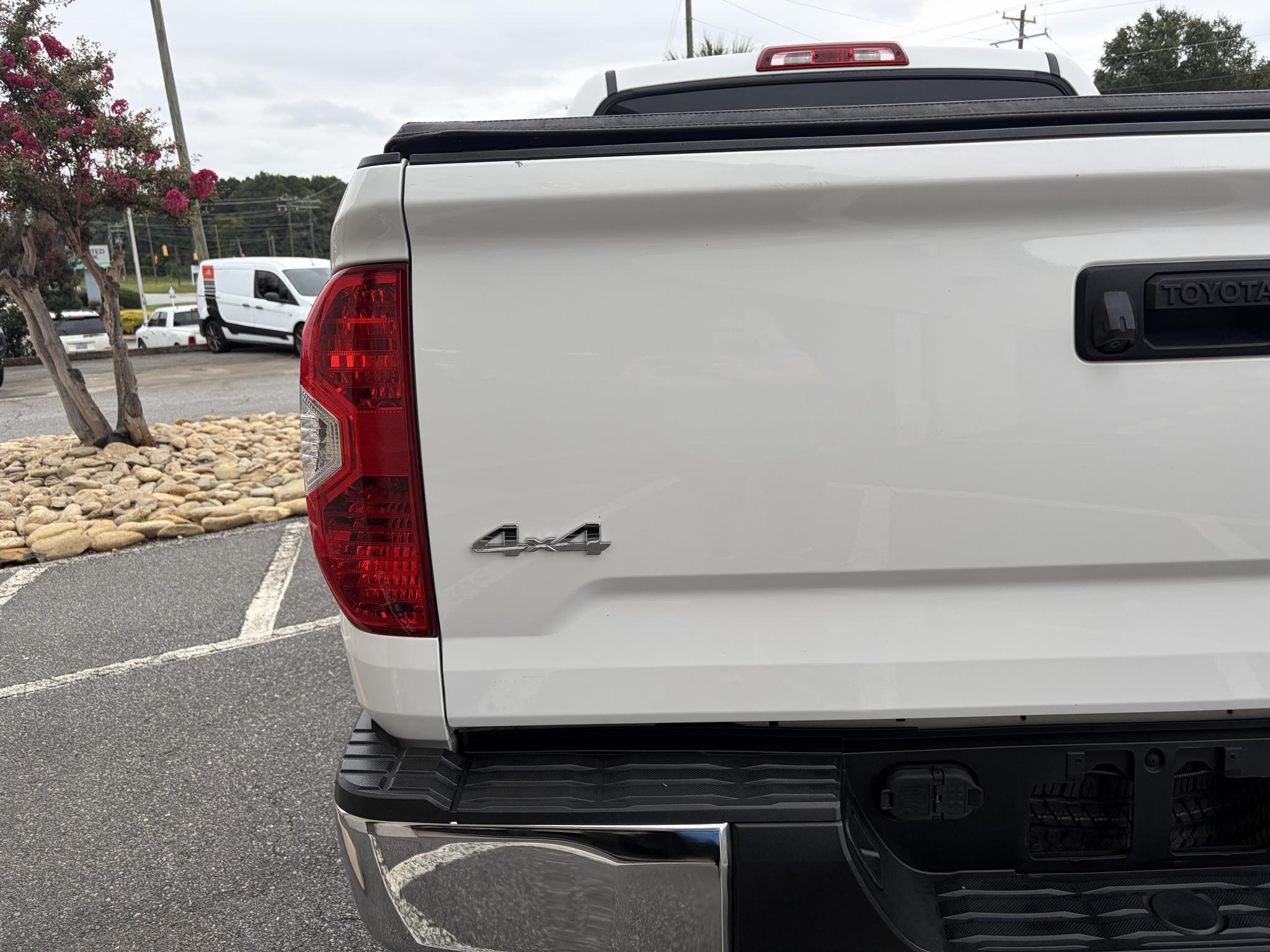 Toyota Tundra 4WD Truck CrewMax 5.7L FFV V8 6-Spd AT SR5 (Natl) 2014