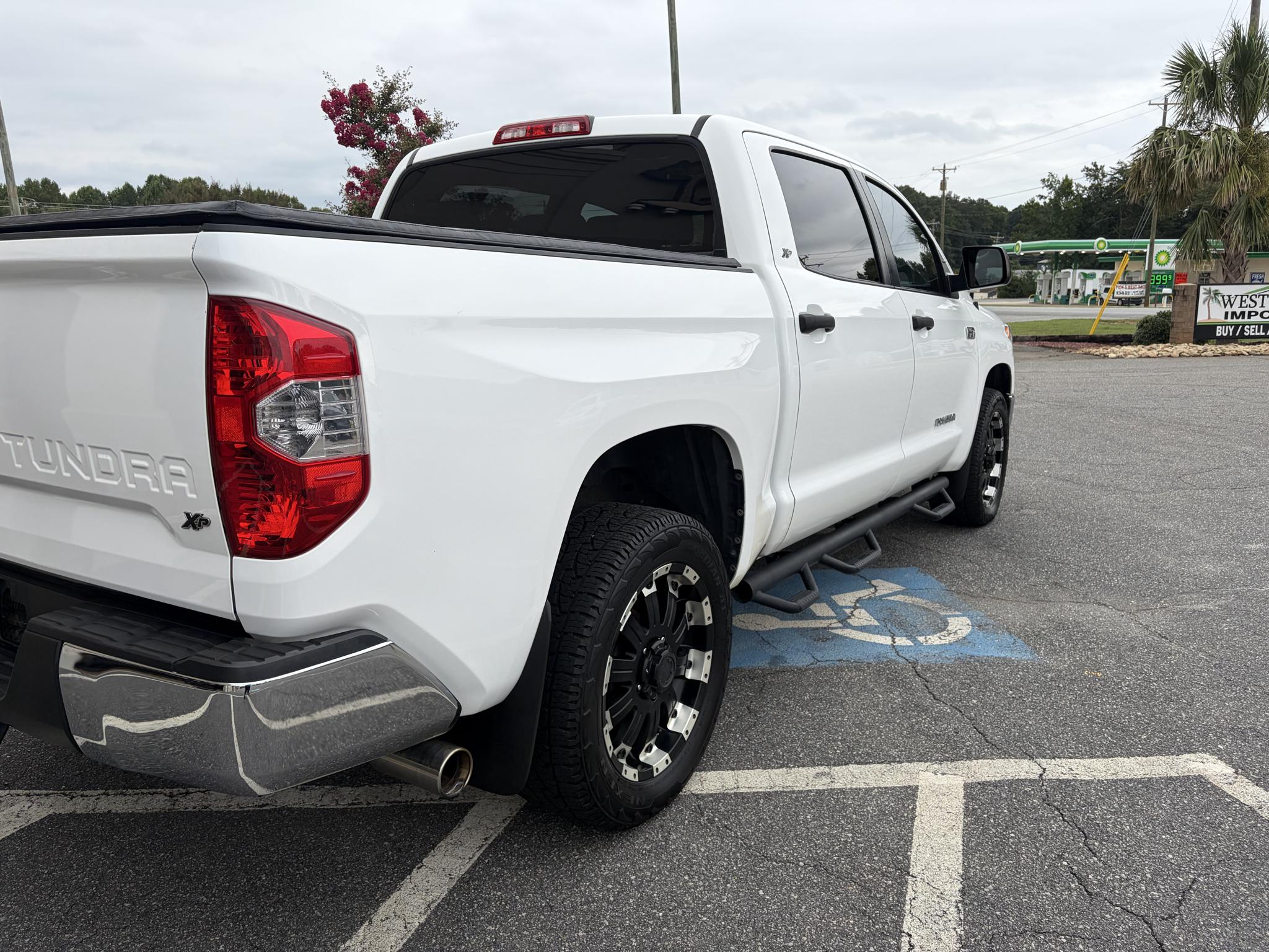 Toyota Tundra 4WD Truck CrewMax 5.7L FFV V8 6-Spd AT SR5 (Natl) 2014