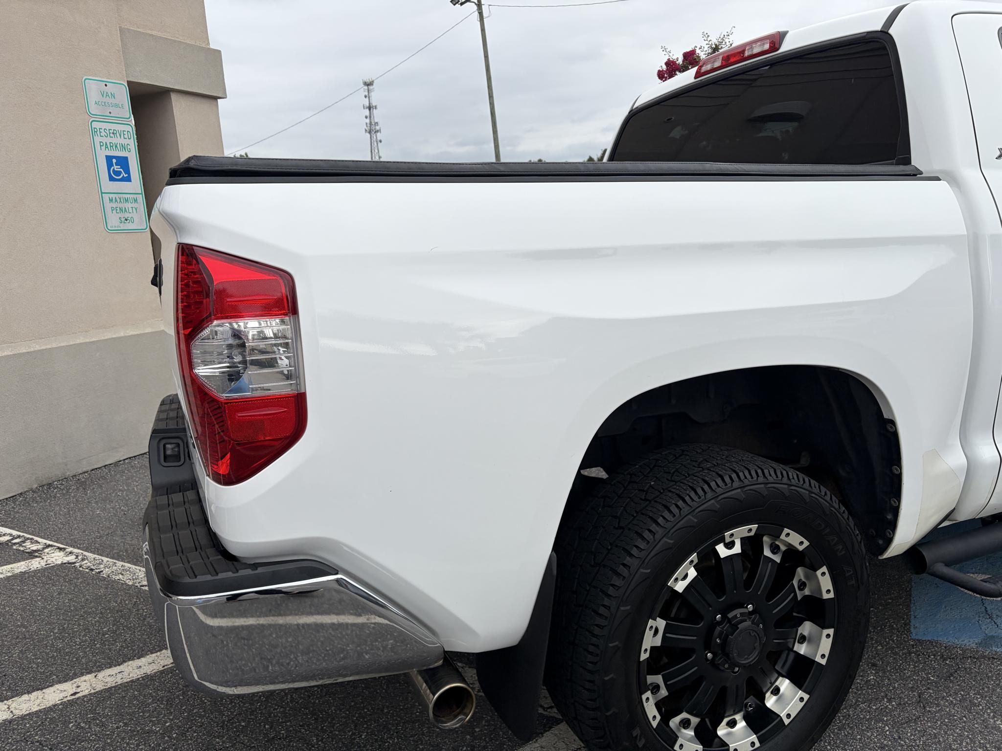 Toyota Tundra 4WD Truck CrewMax 5.7L FFV V8 6-Spd AT SR5 (Natl) 2014