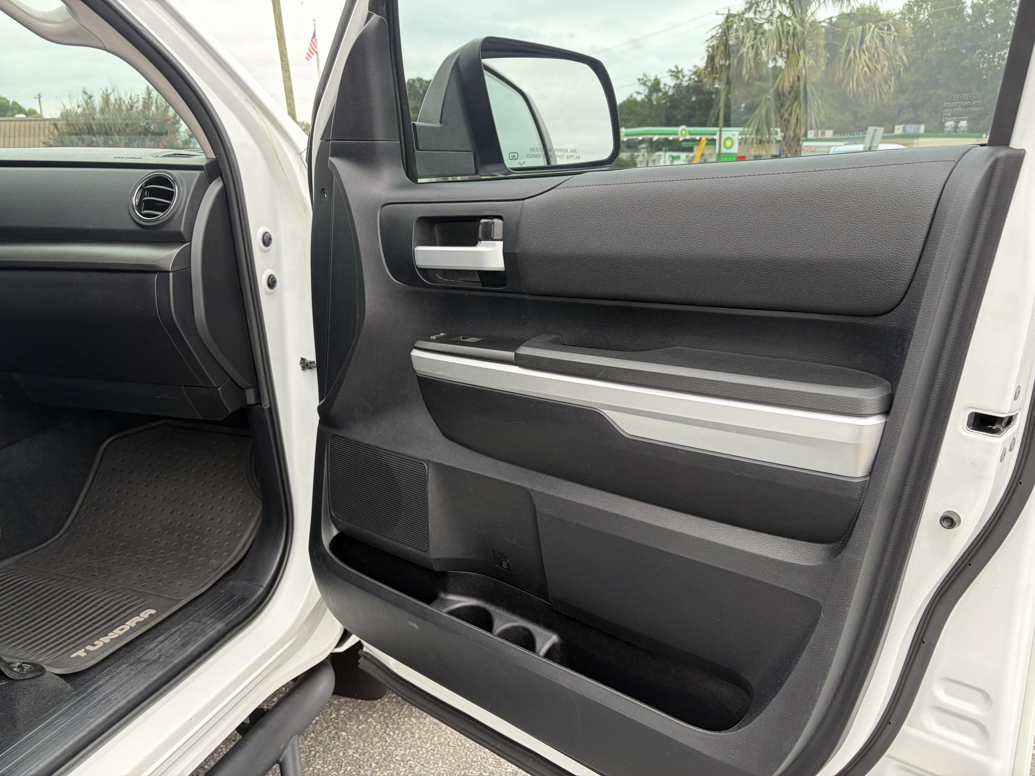 Toyota Tundra 4WD Truck CrewMax 5.7L FFV V8 6-Spd AT SR5 (Natl) 2014