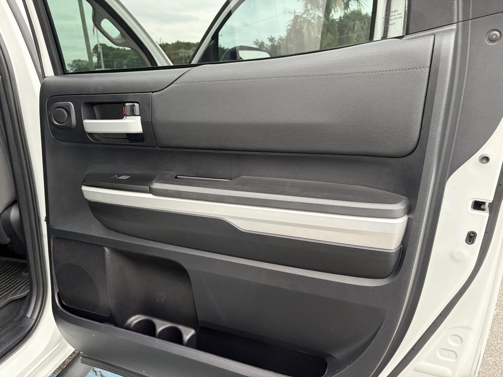 Toyota Tundra 4WD Truck CrewMax 5.7L FFV V8 6-Spd AT SR5 (Natl) 2014