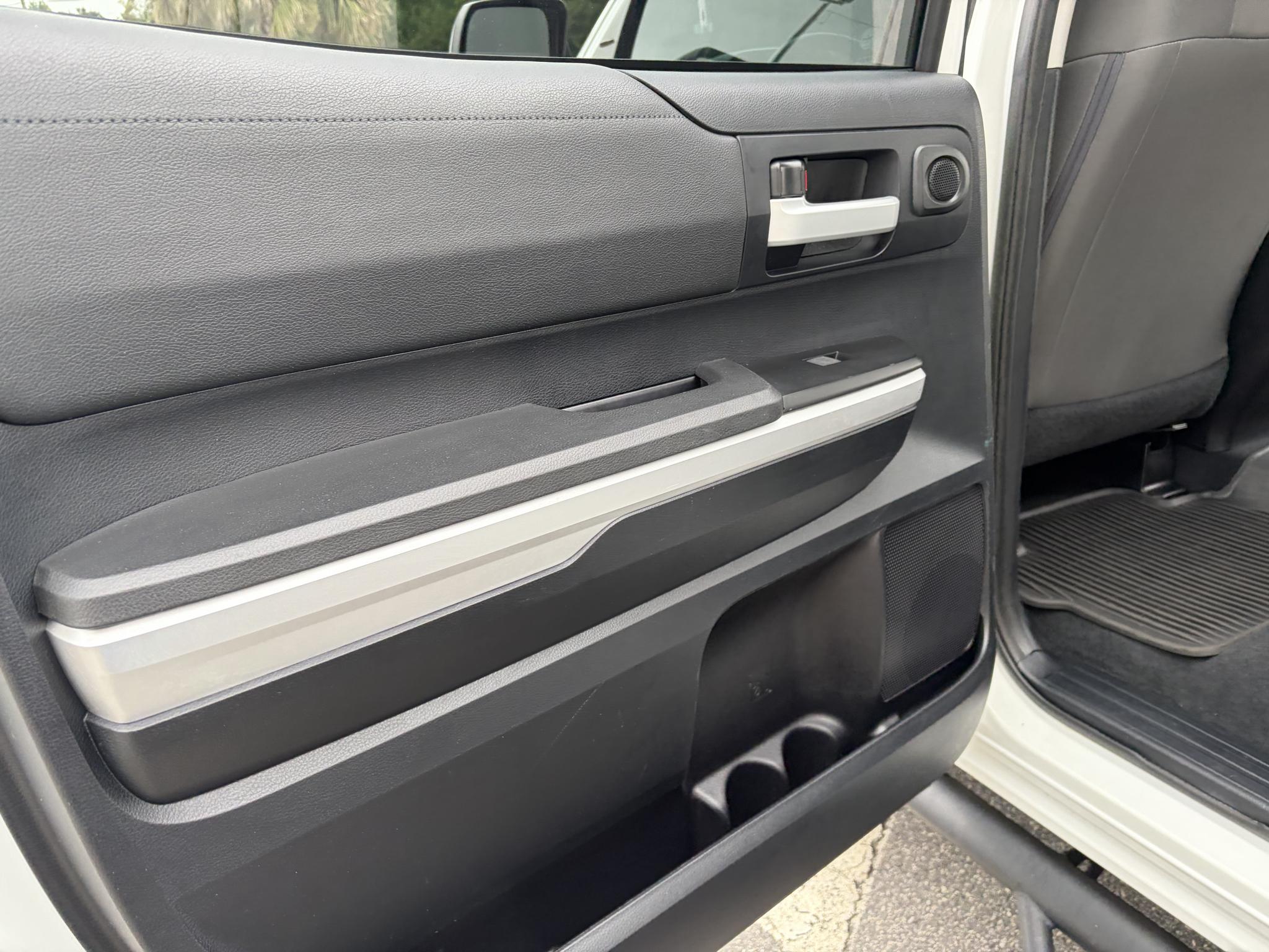 Toyota Tundra 4WD Truck CrewMax 5.7L FFV V8 6-Spd AT SR5 (Natl) 2014