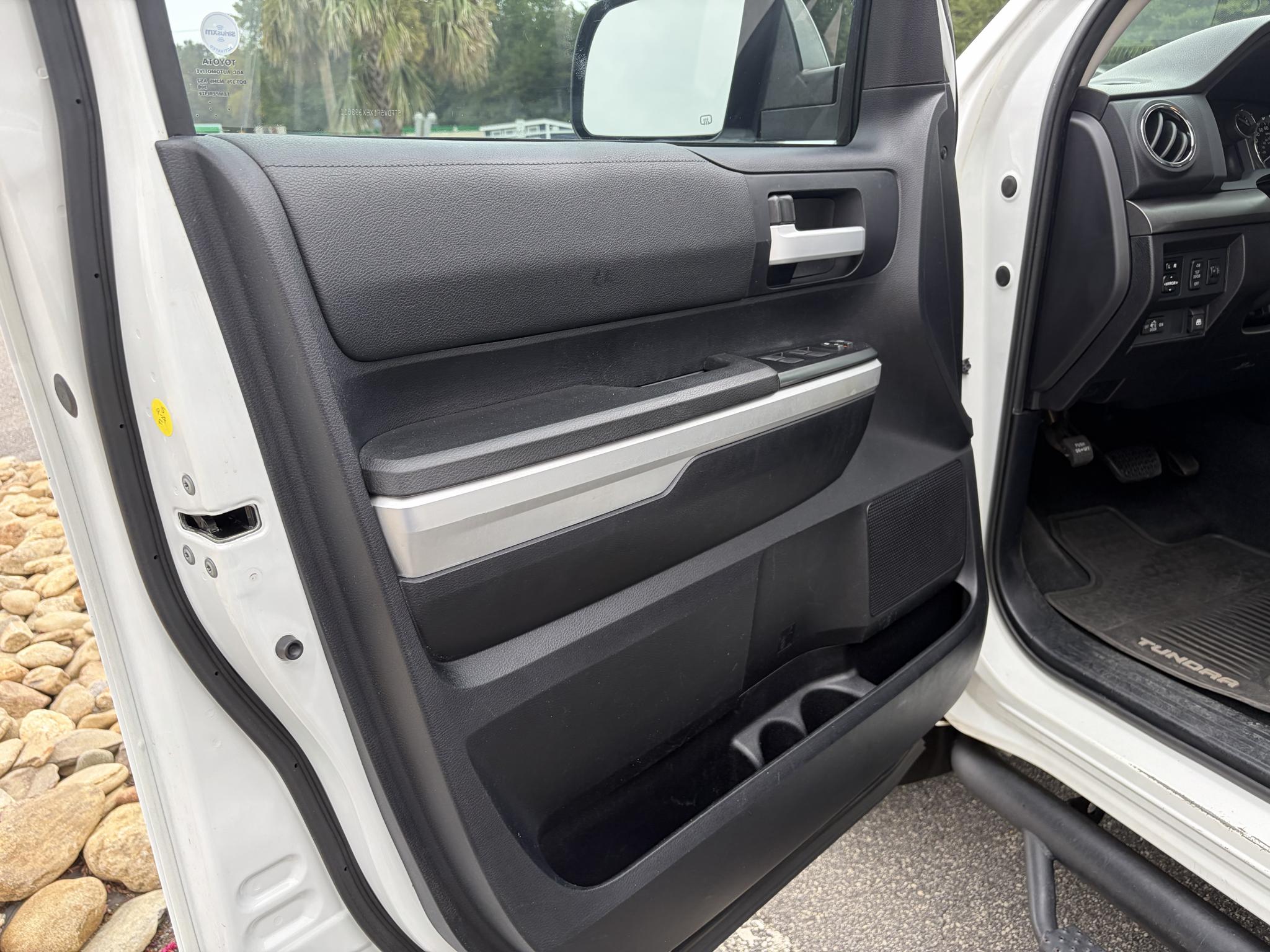 Toyota Tundra 4WD Truck CrewMax 5.7L FFV V8 6-Spd AT SR5 (Natl) 2014