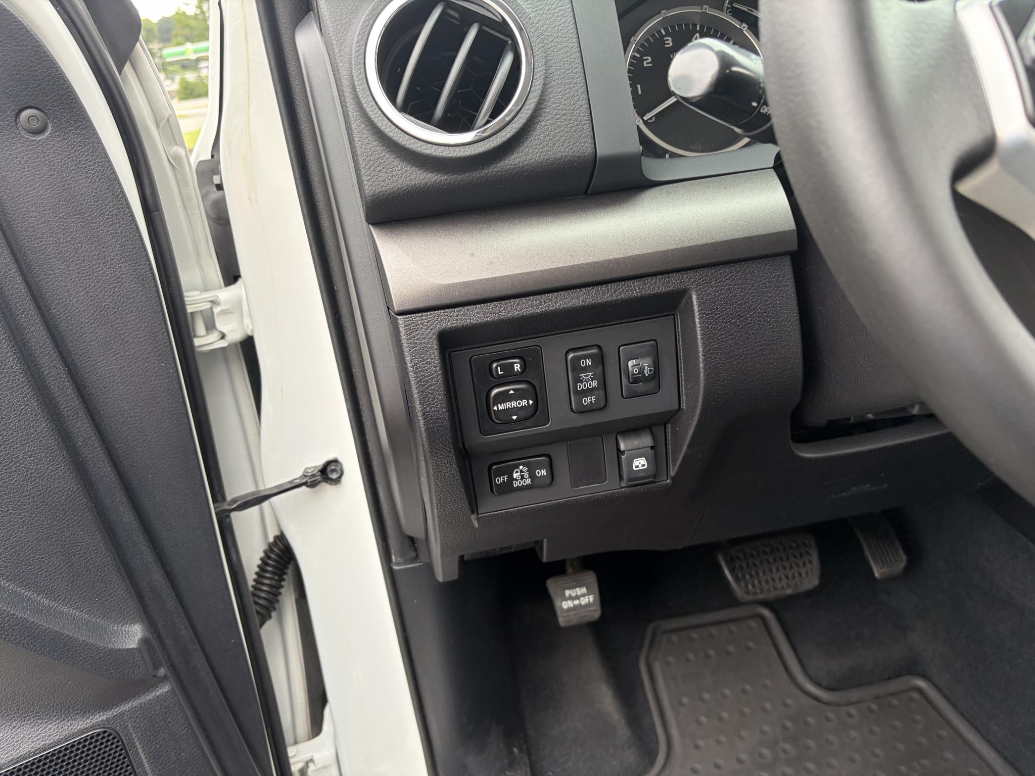 Toyota Tundra 4WD Truck CrewMax 5.7L FFV V8 6-Spd AT SR5 (Natl) 2014