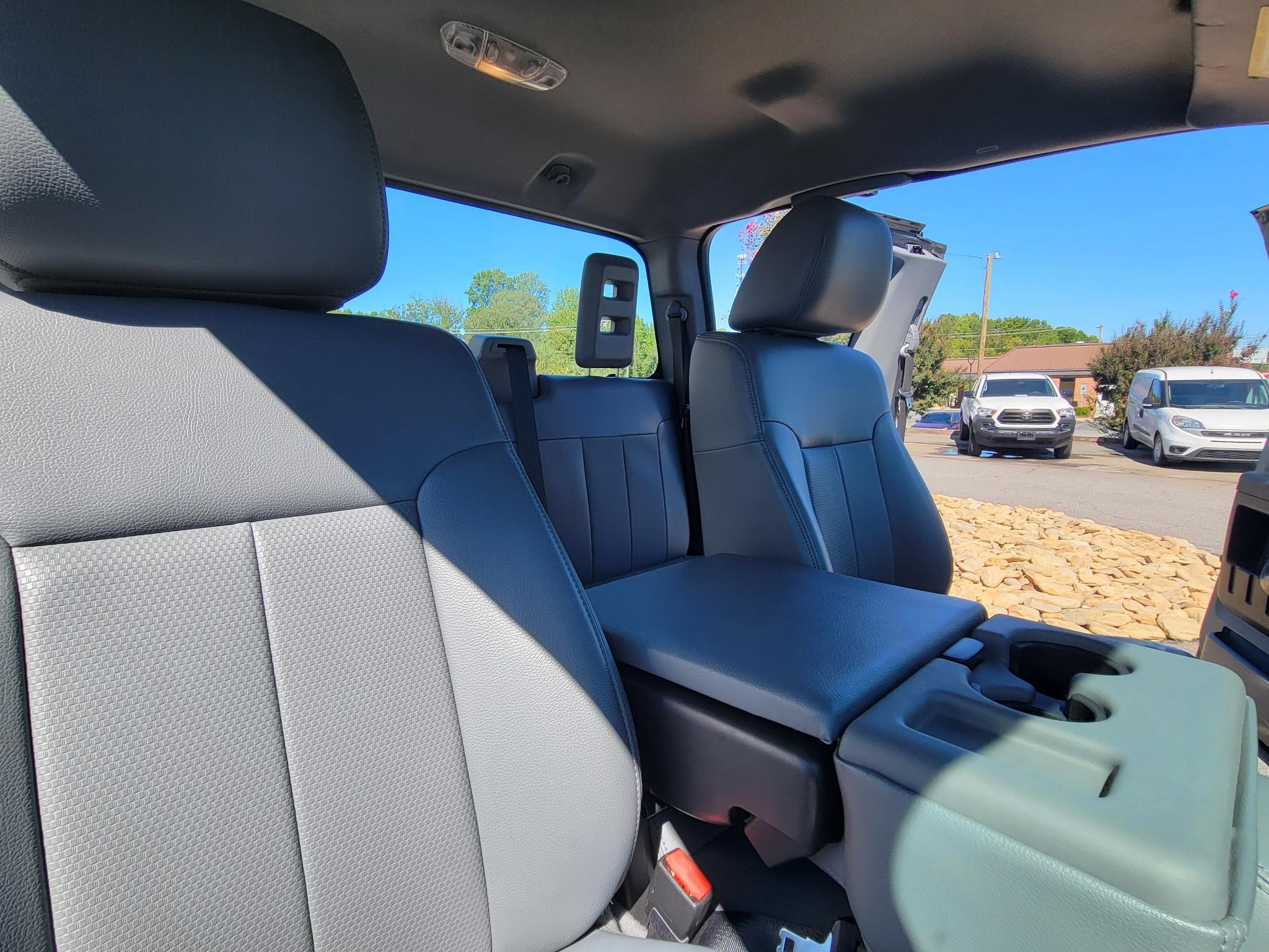 Ford Super Duty F-250 SRW 2WD Reg Cab 137" XLT 2016