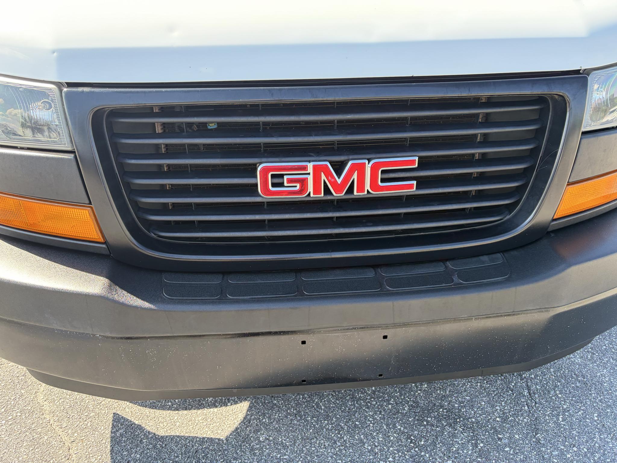 GMC Savana Cargo Van RWD 2500 135" 2022