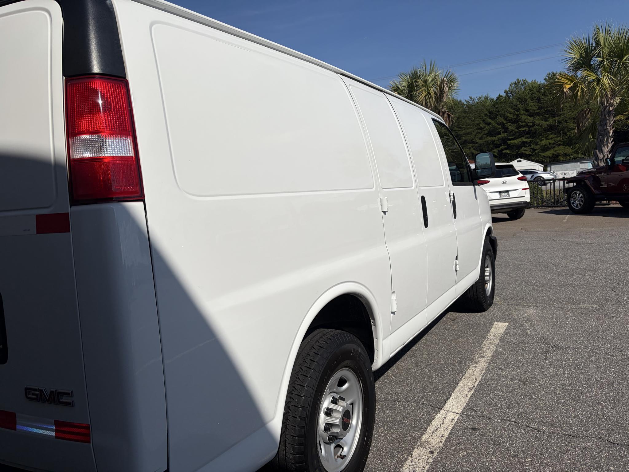 GMC Savana Cargo Van RWD 2500 135" 2022
