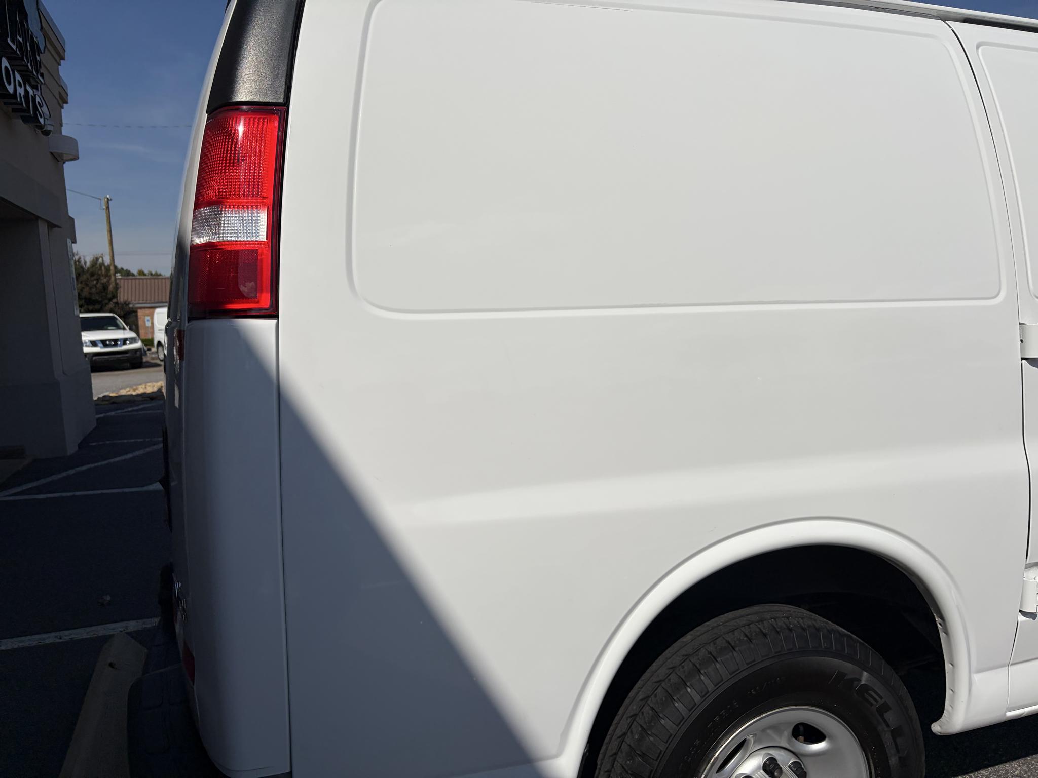 GMC Savana Cargo Van RWD 2500 135" 2022