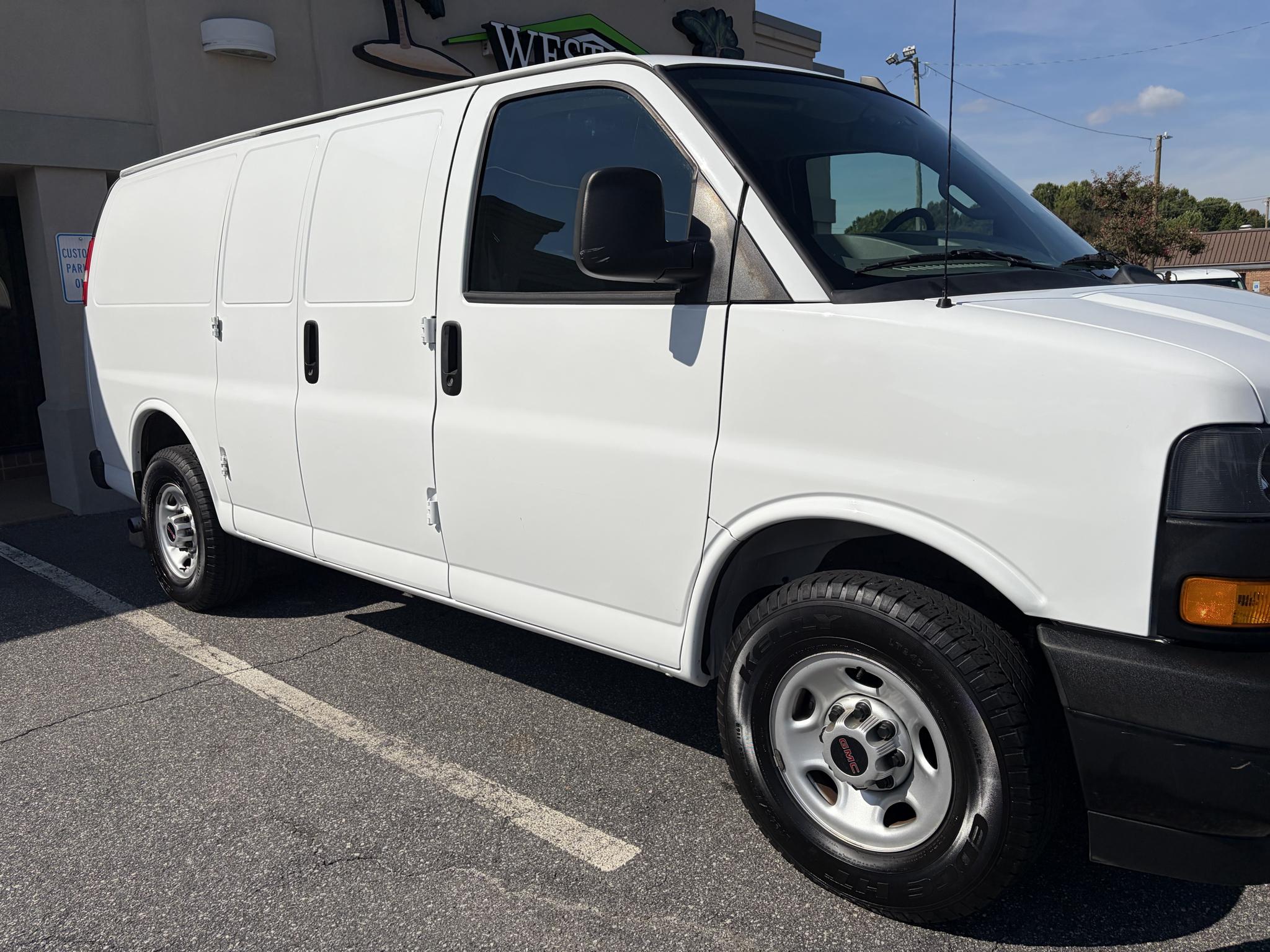 GMC Savana Cargo Van RWD 2500 135" 2022