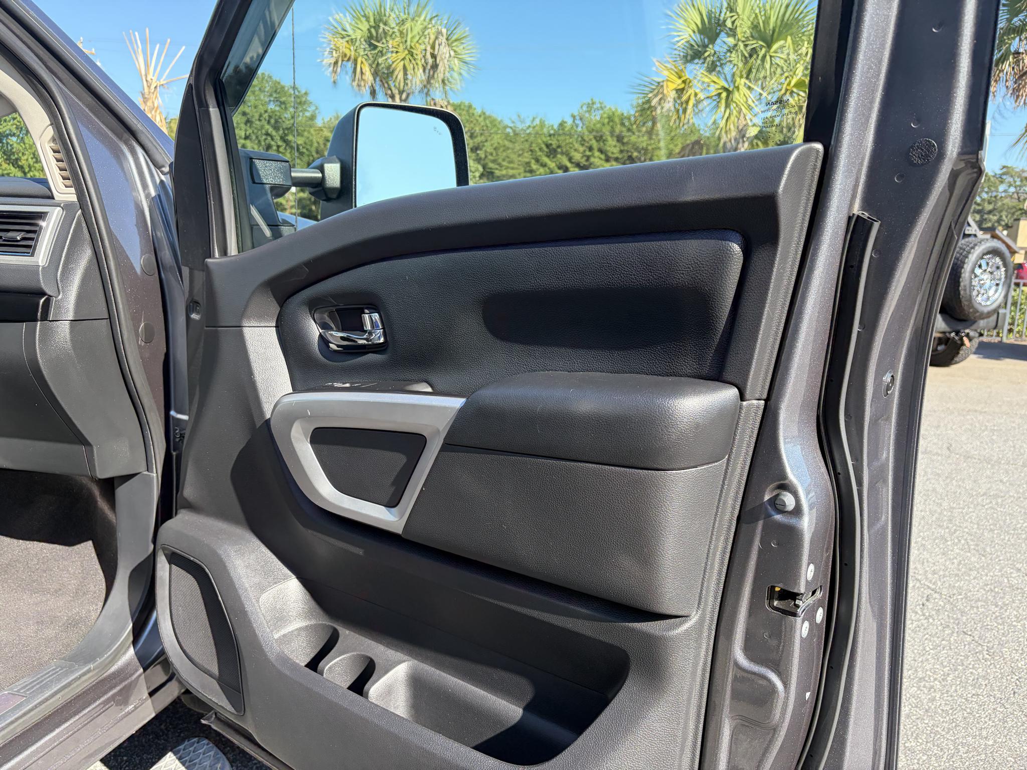 Nissan Titan XD 4x4 Diesel Crew Cab SV 2017