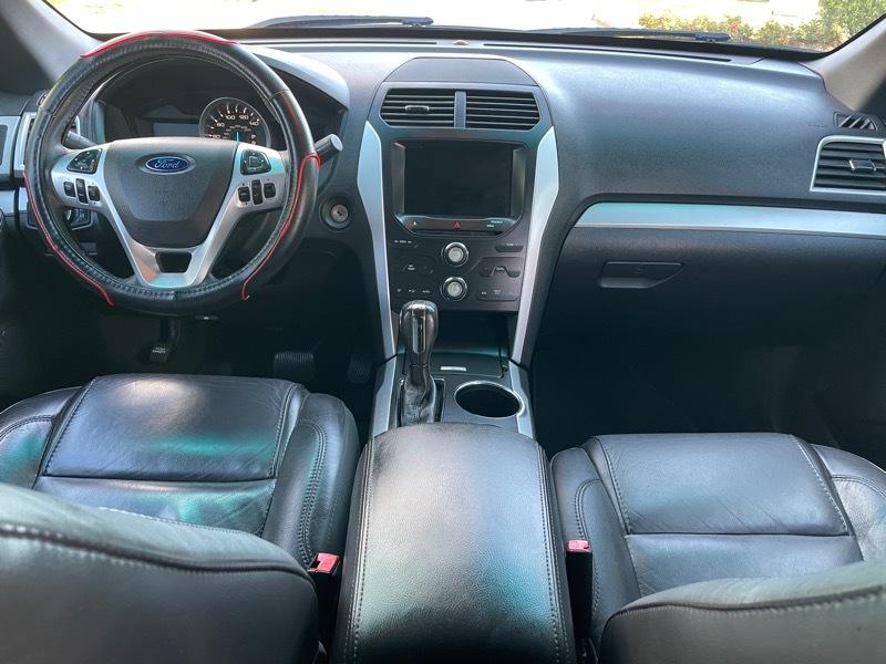 Ford Explorer XLT 4-Door 2WD 2014