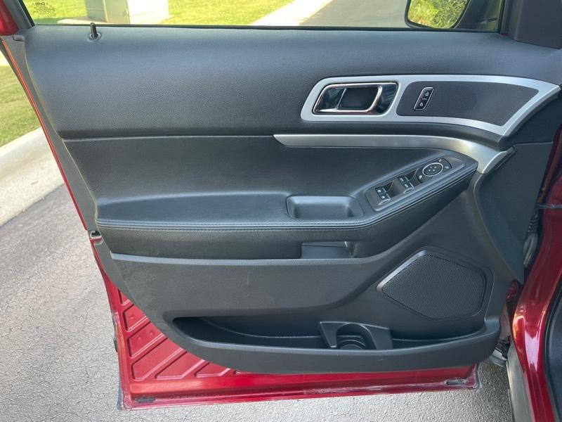 Ford Explorer XLT 4-Door 2WD 2014
