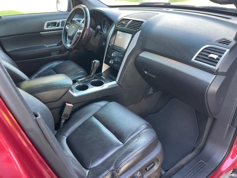 Ford Explorer XLT 4-Door 2WD 2014